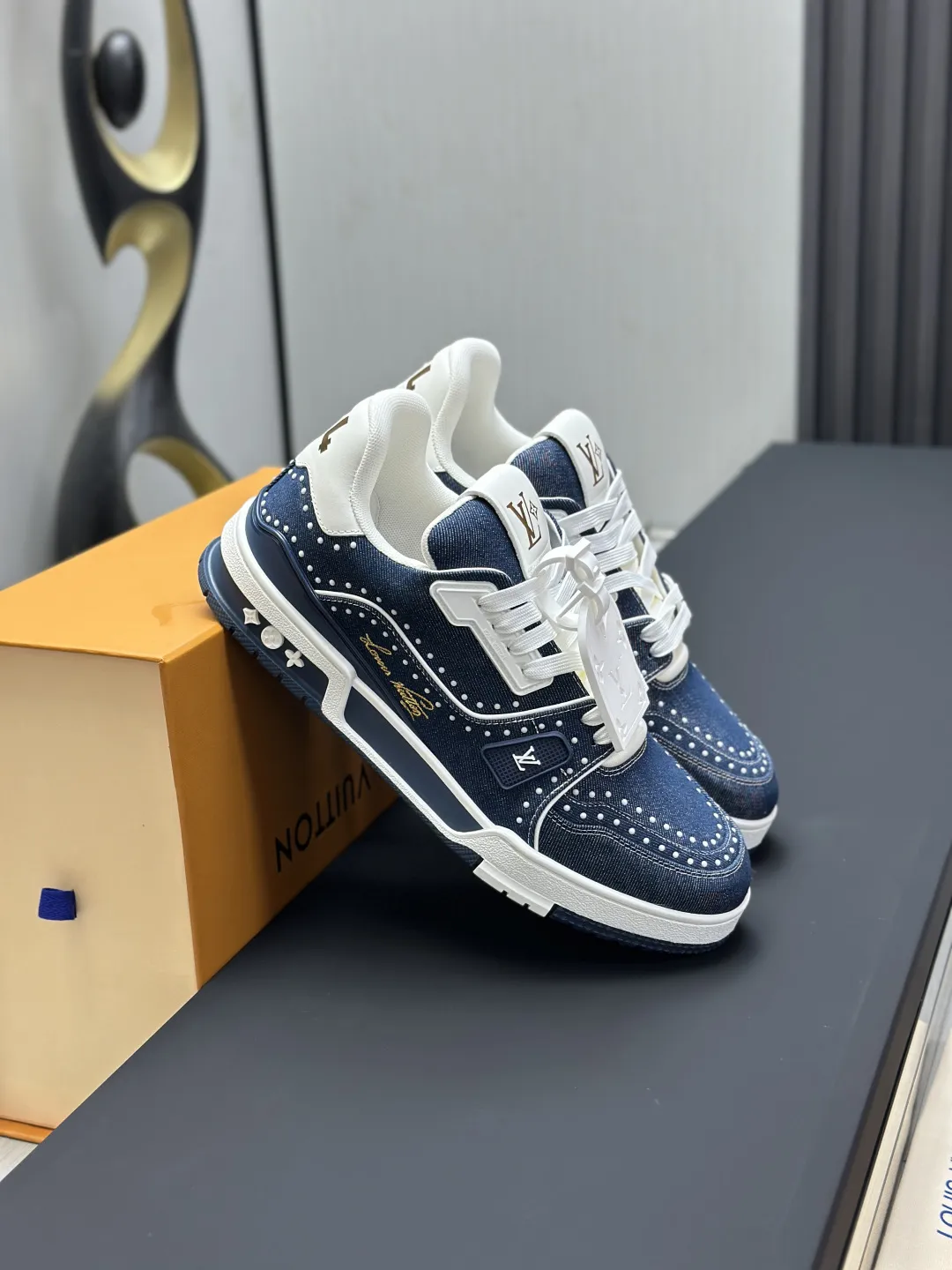 区别市场版本 工厂直销&yen;350💰顶级版本 LV-路易威登-经典走秀新款 空胶工艺&middot;原版1：1开发复刻！！上脚非常舒适 奢侈用料，做工精细，中底印有欧洲制造英文字母 鞋面由意大利进口小牛皮拼接，侧边饰有品牌LOGO标志及签名，最新乳胶垫脚➕网布内里，脚感超舒适。原厂特供原版双色TPU组合大底。套包工艺 固特异缝合锁边 面料:独家定制头层牛皮 配件:独家私模Vuitton 标识， 内里:定制丝滑网里-头层丝绸牛皮内里 大底:TPU组合大底耐磨防滑防黄 垫脚:新款乳胶垫-网纱吸汗 专柜工艺:全电脑针车拉线 鞋头 后套 冷热定型 全套拉帮套楦中低logo花纹 专柜包装 -鞋带 证书 卡片 说明书 合格证 防尘袋 全网最齐包装 女款35-40男款38-46（38/46订做不退换！