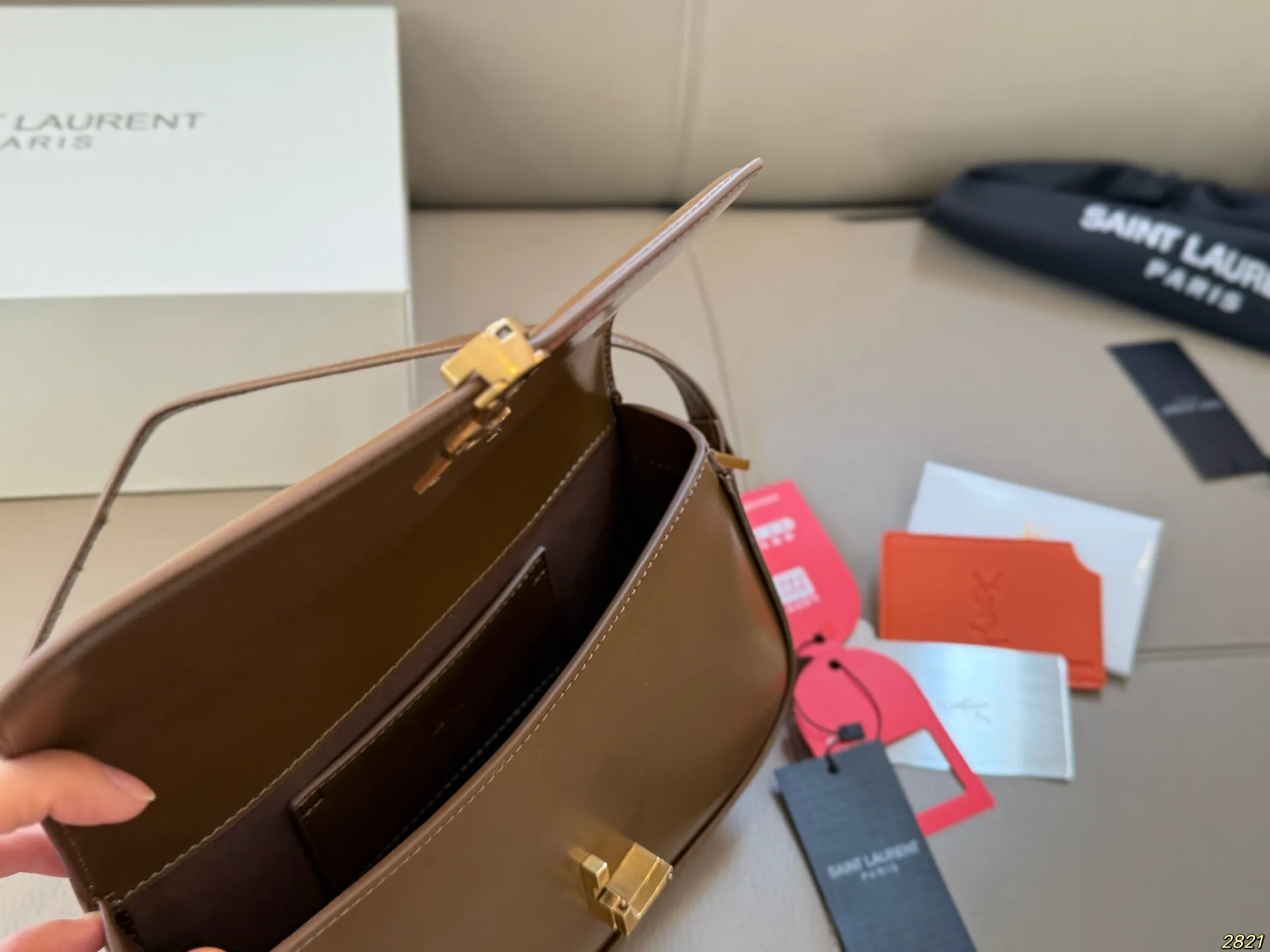 ¥210配镜子飞机盒 圣罗兰ysl腋下包 复古优雅 满满的高级感 大小适中 容量感人 休闲正装皆可轻松驾驭 尺寸24 15