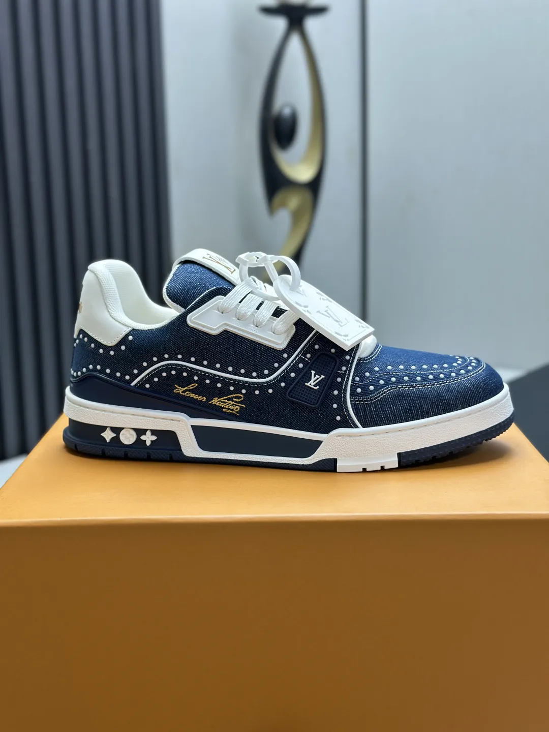 区别市场版本 工厂直销¥350💰顶级版本 LV-路易威登-经典走秀新款 空胶工艺·原版1:1开发复刻!!上脚非常舒适 奢侈用料,做工精细,中底印有欧洲制造英文字母 鞋面由意大利进口小牛皮拼接,侧边饰有品牌LOGO标志及签名,最新乳胶垫脚➕网布内里,脚感超舒适。原厂特供原版双色TPU组合大底。套包工艺 固特异缝合锁边 面料:独家定制头层牛皮 配件:独家私模Vuitton 标识, 内里:定制丝滑网里-头层丝绸牛皮内里 大底:TPU组合大底耐磨防滑防黄 垫脚:新款乳胶垫-网纱吸汗 专柜工艺:全电脑针车拉线 鞋头 后套 冷热定型 全套拉帮套楦中低logo花纹 专柜包装 -鞋带 证书 卡片 说明书 合格证 防尘袋 全网最齐包装 女款35-40男款38-46(38/46订做不退换!