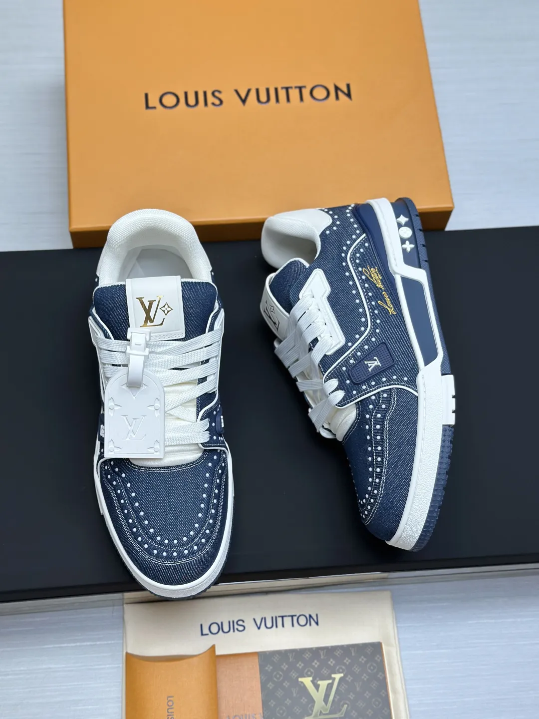 区别市场版本 工厂直销&yen;350💰顶级版本 LV-路易威登-经典走秀新款 空胶工艺&middot;原版1：1开发复刻！！上脚非常舒适 奢侈用料，做工精细，中底印有欧洲制造英文字母 鞋面由意大利进口小牛皮拼接，侧边饰有品牌LOGO标志及签名，最新乳胶垫脚➕网布内里，脚感超舒适。原厂特供原版双色TPU组合大底。套包工艺 固特异缝合锁边 面料:独家定制头层牛皮 配件:独家私模Vuitton 标识， 内里:定制丝滑网里-头层丝绸牛皮内里 大底:TPU组合大底耐磨防滑防黄 垫脚:新款乳胶垫-网纱吸汗 专柜工艺:全电脑针车拉线 鞋头 后套 冷热定型 全套拉帮套楦中低logo花纹 专柜包装 -鞋带 证书 卡片 说明书 合格证 防尘袋 全网最齐包装 女款35-40男款38-46（38/46订做不退换！