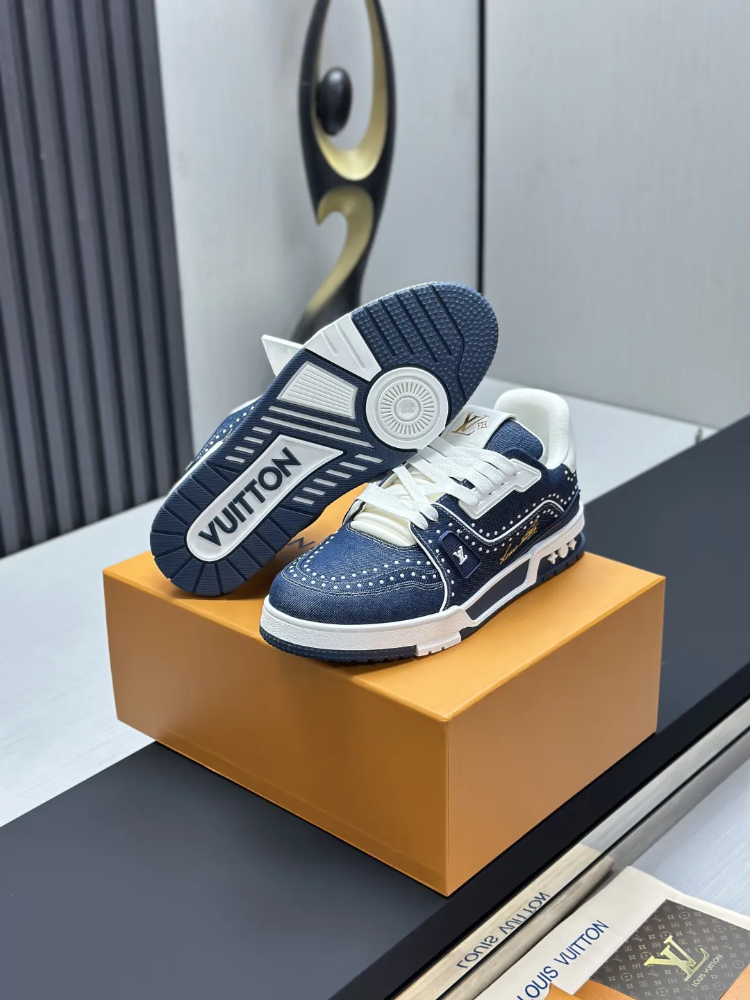 区别市场版本 工厂直销¥350💰顶级版本 LV-路易威登-经典走秀新款 空胶工艺·原版1:1开发复刻!!上脚非常舒适 奢侈用料,做工精细,中底印有欧洲制造英文字母 鞋面由意大利进口小牛皮拼接,侧边饰有品牌LOGO标志及签名,最新乳胶垫脚➕网布内里,脚感超舒适。原厂特供原版双色TPU组合大底。套包工艺 固特异缝合锁边 面料:独家定制头层牛皮 配件:独家私模Vuitton 标识, 内里:定制丝滑网里-头层丝绸牛皮内里 大底:TPU组合大底耐磨防滑防黄 垫脚:新款乳胶垫-网纱吸汗 专柜工艺:全电脑针车拉线 鞋头 后套 冷热定型 全套拉帮套楦中低logo花纹 专柜包装 -鞋带 证书 卡片 说明书 合格证 防尘袋 全网最齐包装 女款35-40男款38-46(38/46订做不退换!