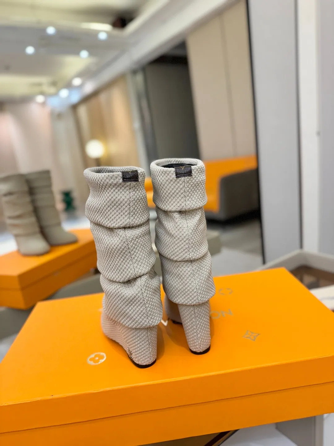 价格:420 代购级!全配套包装 ⚠️首家私膜1:1开发⚠️完美呈现 这款Summer中高楔跟靴子亮相 路易威登 女装时装展,设计采用特别制作的珠地针织布打造,创作灵感源自迪斯科时期。高楔跟饰有LV首字母标志饰钉,造型更显从容优雅。 ♺材料:织布 ♺ 内里: 进口羊皮 ♺ 垫脚:羊皮 ♺ 大底:意大利真皮大底 ♺ 跟高:9cm ♺ 鞋码: 35-42(40.41.42定做不退换)