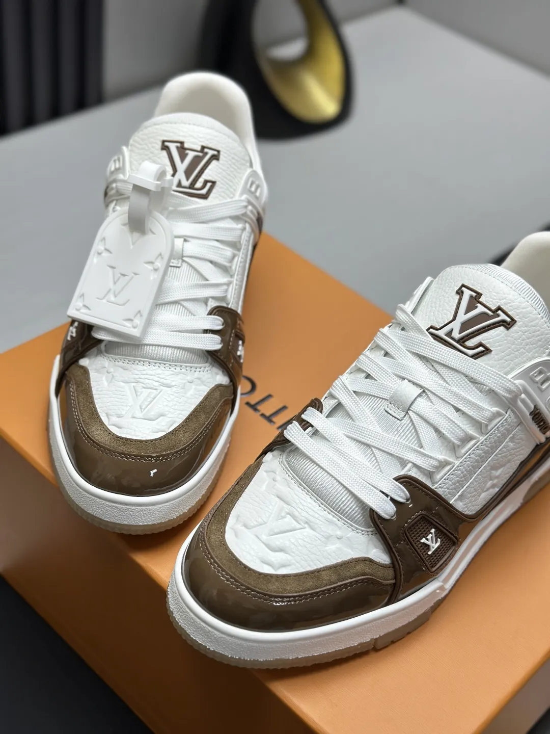 区别市场版本 工厂直销¥350💰顶级版本 LV-路易威登-经典走秀新款 空胶工艺·原版1:1开发复刻!!上脚非常舒适 奢侈用料,做工精细,中底印有欧洲制造英文字母 鞋面由意大利进口小牛皮拼接,侧边饰有品牌LOGO标志及签名,最新乳胶垫脚➕网布内里,脚感超舒适。原厂特供原版双色TPU组合大底。套包工艺 固特异缝合锁边 面料:独家定制头层牛皮 配件:独家私模Vuitton 标识, 内里:定制丝滑网里-头层丝绸牛皮内里 大底:TPU组合大底耐磨防滑防黄 垫脚:新款乳胶垫-网纱吸汗 专柜工艺:全电脑针车拉线 鞋头 后套 冷热定型 全套拉帮套楦中低logo花纹 专柜包装 -鞋带 证书 卡片 说明书 合格证 防尘袋 全网最齐包装 女款35-40男款38-46(38/46订做不退换!