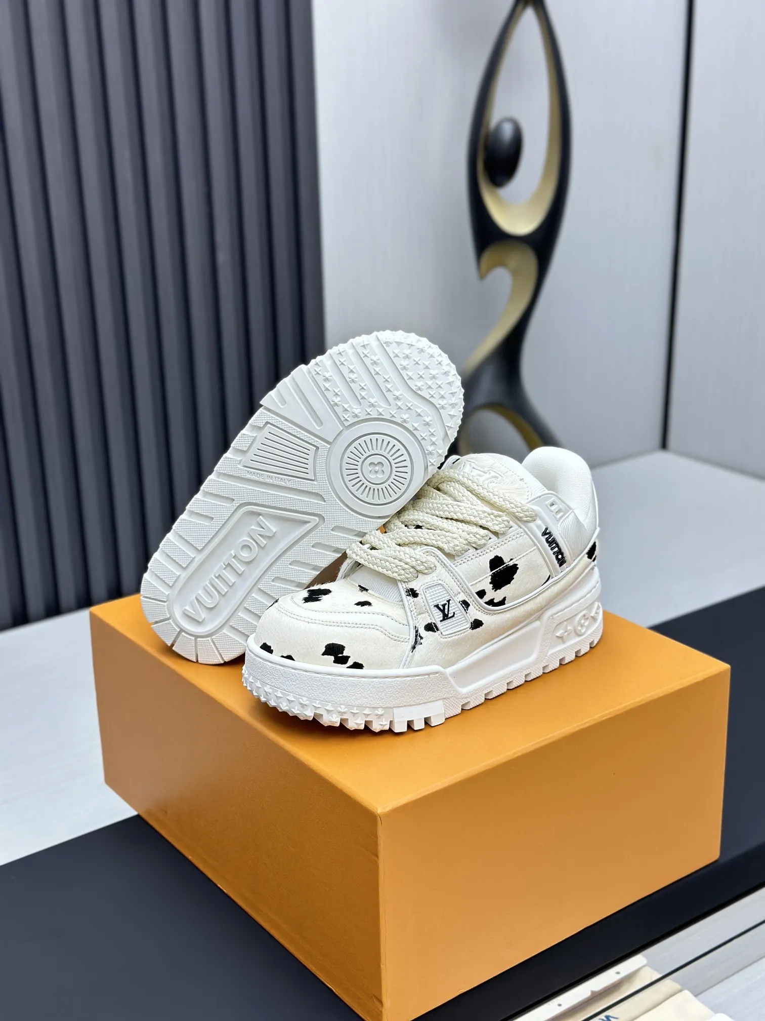 工厂价¥350💰顶级版本 (胖丁)LV-路易威登-经典走秀新款 空胶工艺·原版1:1开发复刻!!上脚非常舒适 奢侈用料,做工精细,中底印有欧洲制造英文字母 鞋面由意大利进口小牛皮拼接,侧边饰有品牌LOGO标志及签名,最新乳胶垫脚➕网布内里,脚感超舒适。原厂特供原版双色TPU组合大底。套包工艺 固特异缝合锁边 面料:独家定制头层牛皮 配件:独家私模Vuitton 标识, 内里:定制丝滑网里-头层丝绸牛皮内里 大底:TPU组合大底耐磨防滑防黄 垫脚:新款乳胶垫-网纱吸汗 专柜工艺:全电脑针车拉线 鞋头 后套 冷热定型 全套拉帮套楦中低logo花纹 专柜包装 -鞋带 证书 卡片 说明书 合格证 防尘袋 全网最齐包装 女款35-40男款38-46(38/46订做不退换!