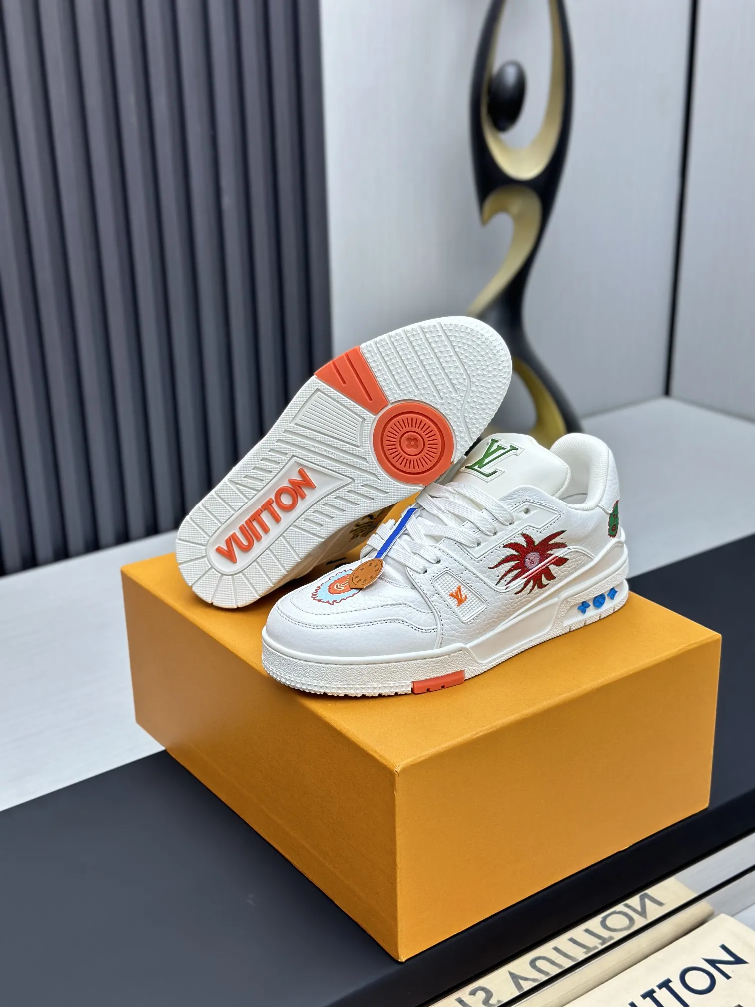 出厂价&yen;350💰🔥（莞产代购级）情侣款🔥东莞高端货源 代购级版本 LV-路易-威登走秀新款 原版1：1开发复刻！！上脚非常舒适 奢侈用料，做工精细 鞋面由意大利进口小牛皮拼接，侧边饰有品牌LOGO标志及签名，牛皮垫脚➕网布内里，脚感超舒适。原厂特供原版双色TPU组合大底。套包工艺 固特异缝合锁边 size：35-45标准码