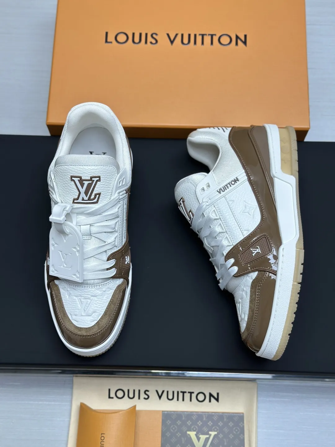 区别市场版本 工厂直销&yen;350💰顶级版本 LV-路易威登-经典走秀新款 空胶工艺&middot;原版1：1开发复刻！！上脚非常舒适 奢侈用料，做工精细，中底印有欧洲制造英文字母 鞋面由意大利进口小牛皮拼接，侧边饰有品牌LOGO标志及签名，最新乳胶垫脚➕网布内里，脚感超舒适。原厂特供原版双色TPU组合大底。套包工艺 固特异缝合锁边 面料:独家定制头层牛皮 配件:独家私模Vuitton 标识， 内里:定制丝滑网里-头层丝绸牛皮内里 大底:TPU组合大底耐磨防滑防黄 垫脚:新款乳胶垫-网纱吸汗 专柜工艺:全电脑针车拉线 鞋头 后套 冷热定型 全套拉帮套楦中低logo花纹 专柜包装 -鞋带 证书 卡片 说明书 合格证 防尘袋 全网最齐包装 女款35-40男款38-46（38/46订做不退换！