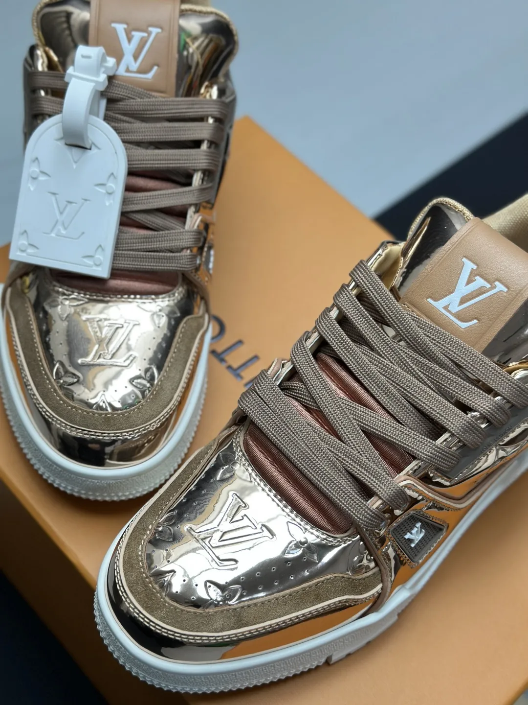 区别市场版本 工厂直销&yen;350💰顶级版本 LV-路易威登-经典走秀新款 空胶工艺&middot;原版1：1开发复刻！！上脚非常舒适 奢侈用料，做工精细，中底印有欧洲制造英文字母 鞋面由意大利进口小牛皮拼接，侧边饰有品牌LOGO标志及签名，最新乳胶垫脚➕网布内里，脚感超舒适。原厂特供原版双色TPU组合大底。套包工艺 固特异缝合锁边 面料:独家定制头层牛皮 配件:独家私模Vuitton 标识， 内里:定制丝滑网里-头层丝绸牛皮内里 大底:TPU组合大底耐磨防滑防黄 垫脚:新款乳胶垫-网纱吸汗 专柜工艺:全电脑针车拉线 鞋头 后套 冷热定型 全套拉帮套楦中低logo花纹 专柜包装 -鞋带 证书 卡片 说明书 合格证 防尘袋 全网最齐包装 女款35-40男款38-46（38/46订做不退换！