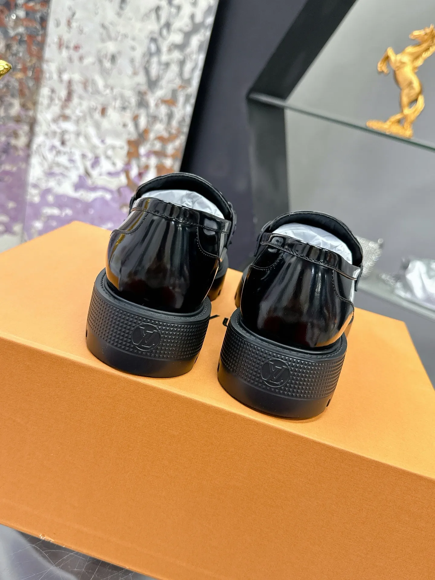 工厂价:320 路易威登 LV 专柜同步系列新款厚底情侣款皮鞋潮气逼人 尽显青春活力,日常穿搭超级抢眼 经典的拱形设计,一向被称之为美腿神器!绝对的人手必备 🌈乐福鞋系列 内里:真羊里💎 鞋面:原版一比一材质牛皮💎 耐穿耐磨 大底:原版开模TPU💎 减震耐磨,回弹力超好,上脚巨显瘦💎 轻盈舒适!增高5cm 💎 Size:女35-40 (40 41定制) ♺全套专柜同步礼盒💝包装💎