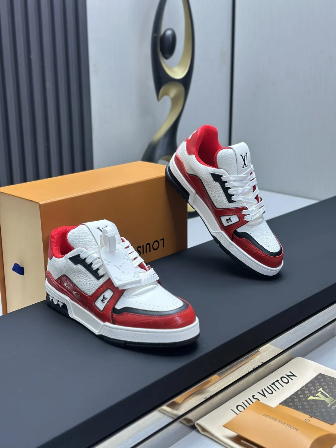 工厂直销¥350💰顶级版本 LV-路易威登-经典走秀新款 空胶工艺·原版1:1开发复刻!!上脚非常舒适 奢侈用料,做工精细,中底印有欧洲制造英文字母 鞋面由意大利进口小牛皮拼接,侧边饰有品牌LOGO标志及签名,最新乳胶垫脚➕网布内里,脚感超舒适。原厂特供原版双色TPU组合大底。套包工艺 固特异缝合锁边 面料:独家定制头层牛皮 配件:独家私模Vuitton 标识, 内里:定制丝滑网里-头层丝绸牛皮内里 大底:TPU组合大底耐磨防滑防黄 垫脚:新款乳胶垫-网纱吸汗 专柜工艺:全电脑针车拉线 鞋头 后套 冷热定型 全套拉帮套楦中低logo花纹 专柜包装 -鞋带 证书 卡片 说明书 合格证 防尘袋 全网最齐包装 女款35-40男款38-46(38/46订做不退换!