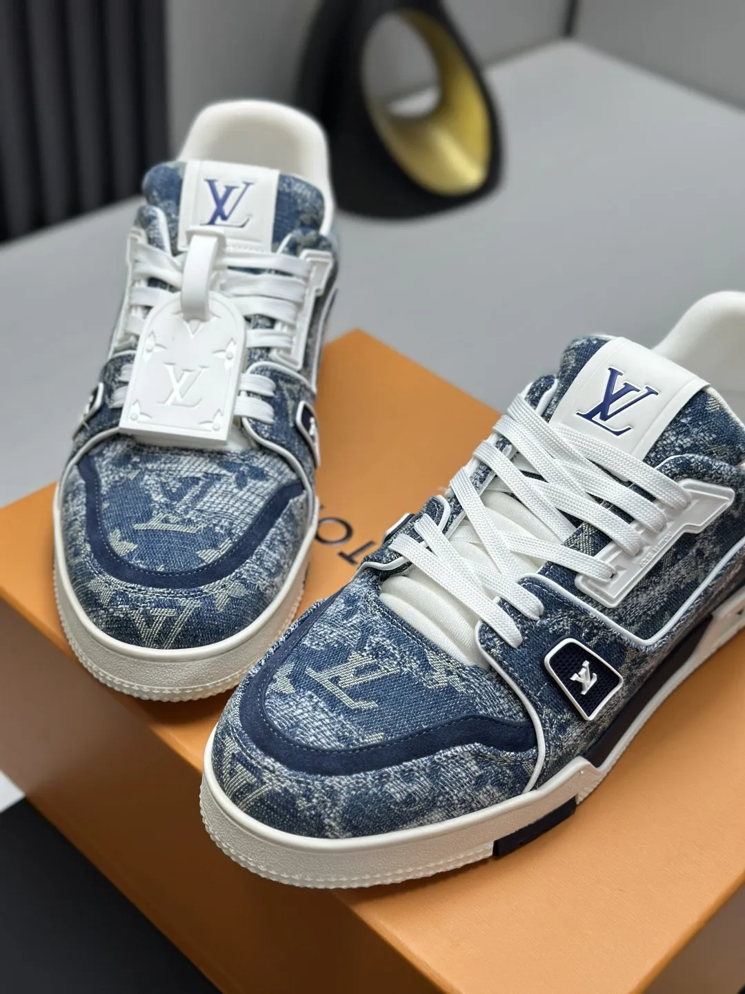 工厂直销¥350💰顶级版本 LV-路易威登-经典走秀新款 空胶工艺·原版1:1开发复刻!!上脚非常舒适 奢侈用料,做工精细,中底印有欧洲制造英文字母 鞋面由意大利进口小牛皮拼接,侧边饰有品牌LOGO标志及签名,最新乳胶垫脚➕网布内里,脚感超舒适。原厂特供原版双色TPU组合大底。套包工艺 固特异缝合锁边 面料:独家定制头层牛皮 配件:独家私模Vuitton 标识, 内里:定制丝滑网里-头层丝绸牛皮内里 大底:TPU组合大底耐磨防滑防黄 垫脚:新款乳胶垫-网纱吸汗 专柜工艺:全电脑针车拉线 鞋头 后套 冷热定型 全套拉帮套楦中低logo花纹 专柜包装 -鞋带 证书 卡片 说明书 合格证 防尘袋 全网最齐包装 女款35-40男款38-46(38/46订做不退换!