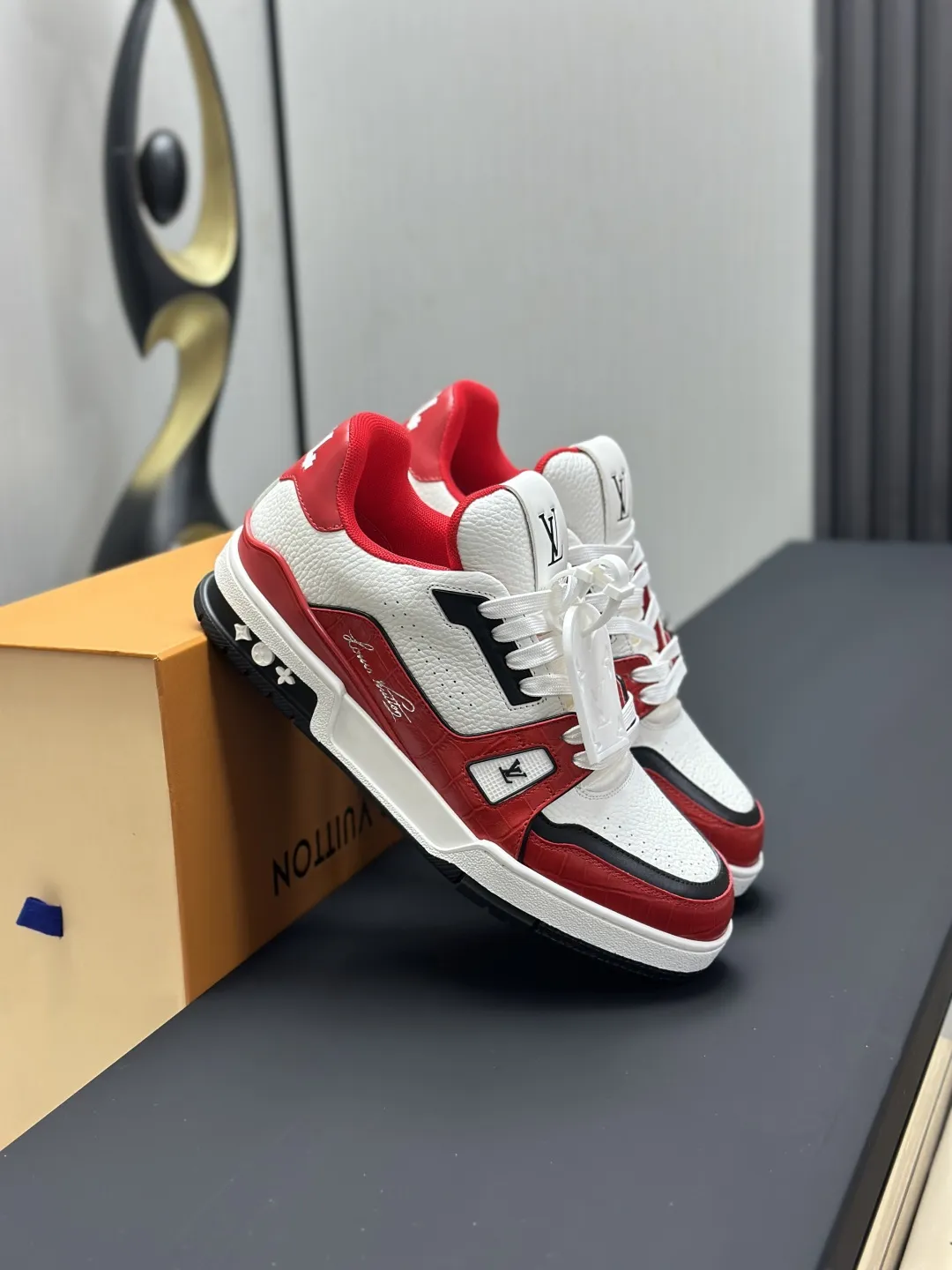 工厂直销¥350💰顶级版本 LV-路易威登-经典走秀新款 空胶工艺·原版1:1开发复刻!!上脚非常舒适 奢侈用料,做工精细,中底印有欧洲制造英文字母 鞋面由意大利进口小牛皮拼接,侧边饰有品牌LOGO标志及签名,最新乳胶垫脚➕网布内里,脚感超舒适。原厂特供原版双色TPU组合大底。套包工艺 固特异缝合锁边 面料:独家定制头层牛皮 配件:独家私模Vuitton 标识, 内里:定制丝滑网里-头层丝绸牛皮内里 大底:TPU组合大底耐磨防滑防黄 垫脚:新款乳胶垫-网纱吸汗 专柜工艺:全电脑针车拉线 鞋头 后套 冷热定型 全套拉帮套楦中低logo花纹 专柜包装 -鞋带 证书 卡片 说明书 合格证 防尘袋 全网最齐包装 女款35-40男款38-46(38/46订做不退换!