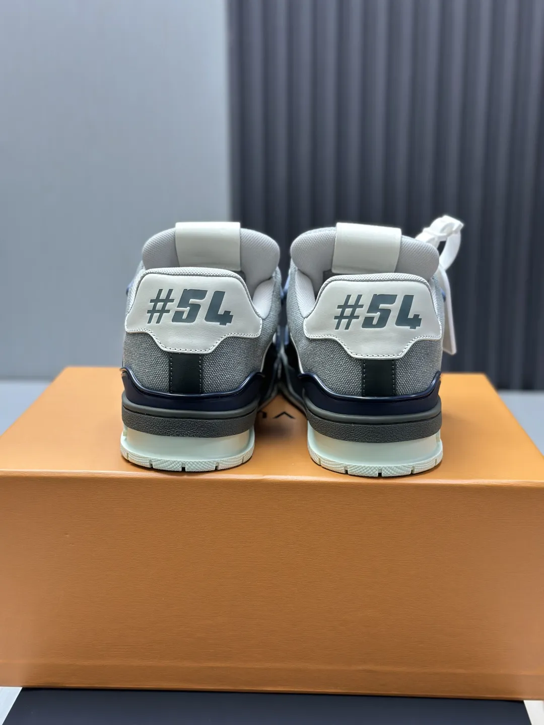 区别市场版本 工厂直销&yen;350💰顶级版本 LV-路易威登-经典走秀新款 空胶工艺&middot;原版1：1开发复刻！！上脚非常舒适 奢侈用料，做工精细，中底印有欧洲制造英文字母 鞋面由意大利进口小牛皮拼接，侧边饰有品牌LOGO标志及签名，最新乳胶垫脚➕网布内里，脚感超舒适。原厂特供原版双色TPU组合大底。套包工艺 固特异缝合锁边 面料:独家定制头层牛皮 配件:独家私模Vuitton 标识， 内里:定制丝滑网里-头层丝绸牛皮内里 大底:TPU组合大底耐磨防滑防黄 垫脚:新款乳胶垫-网纱吸汗 专柜工艺:全电脑针车拉线 鞋头 后套 冷热定型 全套拉帮套楦中低logo花纹 专柜包装 -鞋带 证书 卡片 说明书 合格证 防尘袋 全网最齐包装 女款35-40男款38-46（38/46订做不退换！