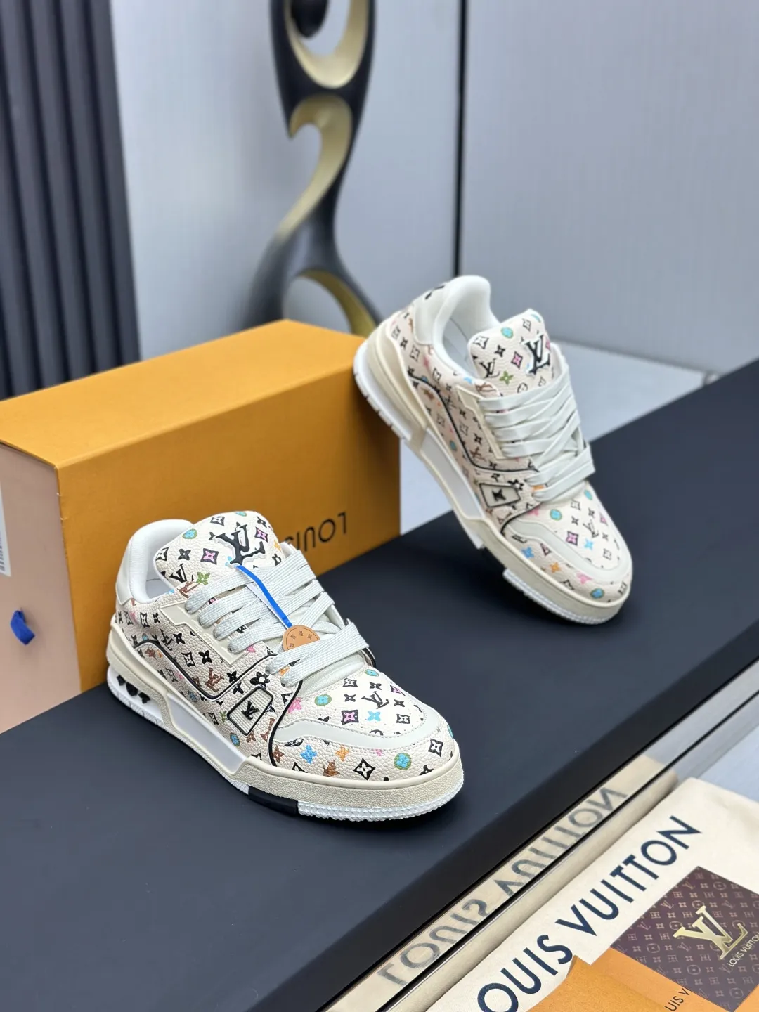 出厂价¥350💰🔥(莞产代购级)情侣款🔥东莞高端货源 代购级版本 LV-路易-威登走秀新款 原版1:1开发复刻!!上脚非常舒适 奢侈用料,做工精细 鞋面由意大利进口小牛皮拼接,侧边饰有品牌LOGO标志及签名,牛皮垫脚➕网布内里,脚感超舒适。原厂特供原版双色TPU组合大底。套包工艺 固特异缝合锁边 size:35-45标准码