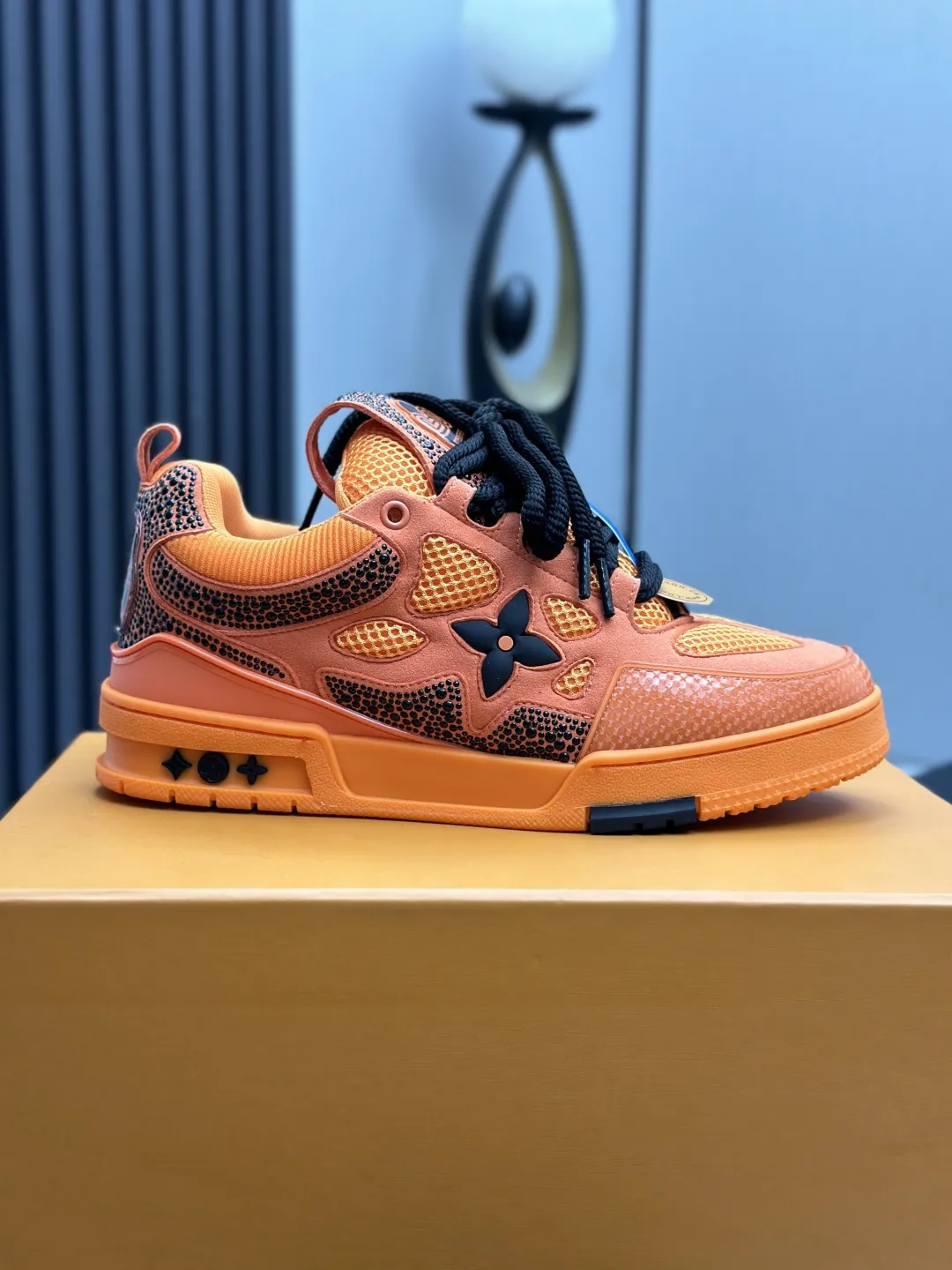 现货工厂直销¥360💰顶级版本 LV-路易威登-经典走秀新款 空胶工艺·原版1:1开发复刻!!上脚非常舒适 奢侈用料,做工精细,中底印有欧洲制造英文字母 鞋面由意大利进口小牛皮拼接,侧边饰有品牌LOGO标志及签名,最新乳胶垫脚➕网布内里,脚感超舒适。原厂特供原版双色TPU组合大底。套包工艺 固特异缝合锁边 面料:独家定制头层牛皮 配件:独家私模Vuitton 标识, 内里:定制丝滑网里-头层丝绸牛皮内里 大底:TPU组合大底耐磨防滑防黄 垫脚:新款乳胶垫-网纱吸汗 专柜工艺:全电脑针车拉线 鞋头 后套 冷热定型 全套拉帮套楦中低logo花纹 专柜包装 -鞋带 证书 卡片 说明书 合格证 防尘袋 全网最齐包装 女款35-40男款38-46(38/46订做不退换!