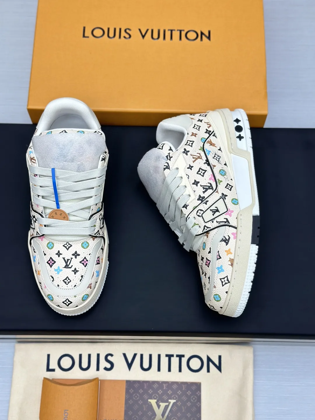 出厂价¥350💰🔥(莞产代购级)情侣款🔥东莞高端货源 代购级版本 LV-路易-威登走秀新款 原版1:1开发复刻!!上脚非常舒适 奢侈用料,做工精细 鞋面由意大利进口小牛皮拼接,侧边饰有品牌LOGO标志及签名,牛皮垫脚➕网布内里,脚感超舒适。原厂特供原版双色TPU组合大底。套包工艺 固特异缝合锁边 size:35-45标准码