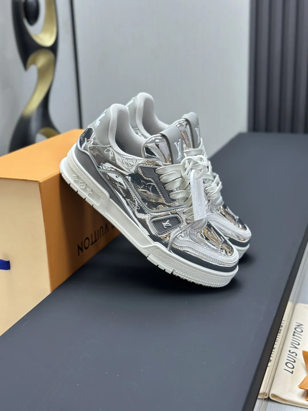 区别市场版本 工厂直销¥350💰顶级版本 LV-路易威登-经典走秀新款 空胶工艺·原版1:1开发复刻!!上脚非常舒适 奢侈用料,做工精细,中底印有欧洲制造英文字母 鞋面由意大利进口小牛皮拼接,侧边饰有品牌LOGO标志及签名,最新乳胶垫脚➕网布内里,脚感超舒适。原厂特供原版双色TPU组合大底。套包工艺 固特异缝合锁边 面料:独家定制头层牛皮 配件:独家私模Vuitton 标识, 内里:定制丝滑网里-头层丝绸牛皮内里 大底:TPU组合大底耐磨防滑防黄 垫脚:新款乳胶垫-网纱吸汗 专柜工艺:全电脑针车拉线 鞋头 后套 冷热定型 全套拉帮套楦中低logo花纹 专柜包装 -鞋带 证书 卡片 说明书 合格证 防尘袋 全网最齐包装 女款35-40男款38-46(38/46订做不退换!