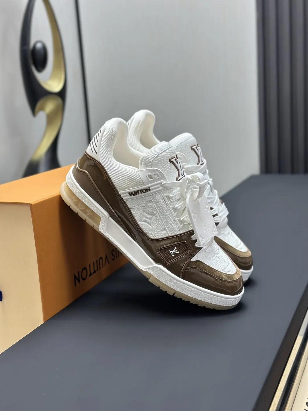 区别市场版本 工厂直销¥350💰顶级版本 LV-路易威登-经典走秀新款 空胶工艺·原版1:1开发复刻!!上脚非常舒适 奢侈用料,做工精细,中底印有欧洲制造英文字母 鞋面由意大利进口小牛皮拼接,侧边饰有品牌LOGO标志及签名,最新乳胶垫脚➕网布内里,脚感超舒适。原厂特供原版双色TPU组合大底。套包工艺 固特异缝合锁边 面料:独家定制头层牛皮 配件:独家私模Vuitton 标识, 内里:定制丝滑网里-头层丝绸牛皮内里 大底:TPU组合大底耐磨防滑防黄 垫脚:新款乳胶垫-网纱吸汗 专柜工艺:全电脑针车拉线 鞋头 后套 冷热定型 全套拉帮套楦中低logo花纹 专柜包装 -鞋带 证书 卡片 说明书 合格证 防尘袋 全网最齐包装 女款35-40男款38-46(38/46订做不退换!