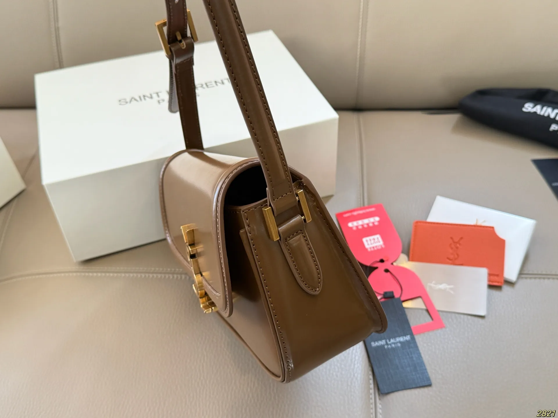 &yen;210配镜子飞机盒 圣罗兰ysl腋下包 复古优雅 满满的高级感 大小适中 容量感人 休闲正装皆可轻松驾驭 尺寸24 15