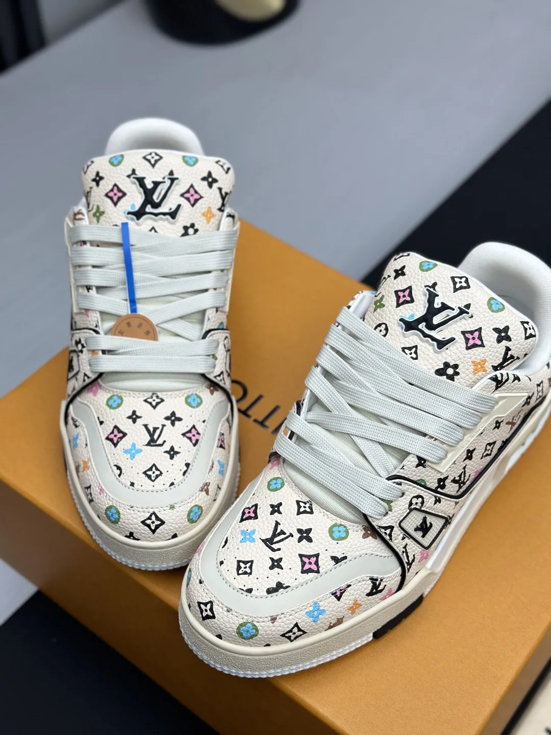 出厂价&yen;350💰🔥（莞产代购级）情侣款🔥东莞高端货源 代购级版本 LV-路易-威登走秀新款 原版1：1开发复刻！！上脚非常舒适 奢侈用料，做工精细 鞋面由意大利进口小牛皮拼接，侧边饰有品牌LOGO标志及签名，牛皮垫脚➕网布内里，脚感超舒适。原厂特供原版双色TPU组合大底。套包工艺 固特异缝合锁边 size：35-45标准码