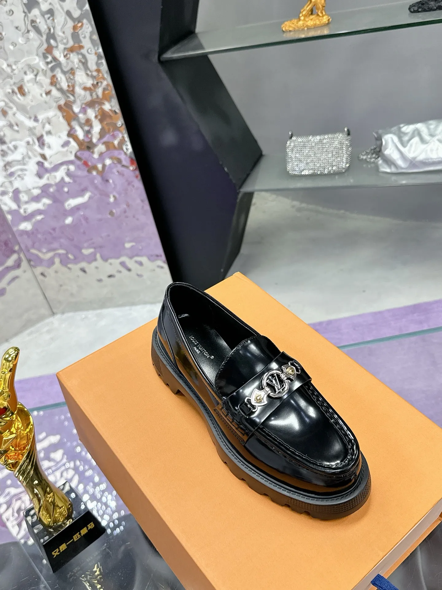 工厂价：320 路易威登 LV 专柜同步系列新款厚底情侣款皮鞋潮气逼人 尽显青春活力，日常穿搭超级抢眼 经典的拱形设计，一向被称之为美腿神器！绝对的人手必备 🌈乐福鞋系列 内里：真羊里💎 鞋面：原版一比一材质牛皮💎 耐穿耐磨 大底：原版开模TPU💎 减震耐磨，回弹力超好，上脚巨显瘦💎 轻盈舒适！增高5cm 💎 Size：女35-40 （40 41定制） ♺全套专柜同步礼盒💝包装💎