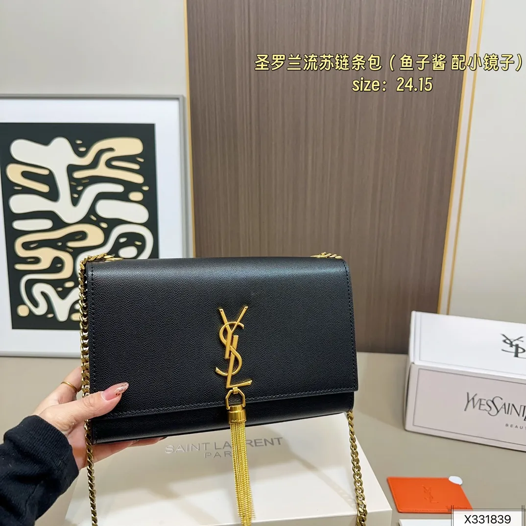 鱼子酱💰155 配飞机盒折叠盒子 圣罗兰Kate流苏链条包低调却超显高逼格气质 据说是ysl girl人手必备 优雅高贵的她成为潮流人士口中最爱的It Bag制造机 拥有无穷魅力 时尚感极强 Logo五金十分抢眼 收纳空间超大 单肩/斜挎/手拿 百搭各种服饰 尺寸 24 15