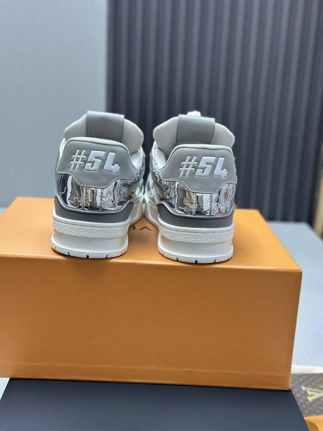 区别市场版本 工厂直销¥350💰顶级版本 LV-路易威登-经典走秀新款 空胶工艺·原版1:1开发复刻!!上脚非常舒适 奢侈用料,做工精细,中底印有欧洲制造英文字母 鞋面由意大利进口小牛皮拼接,侧边饰有品牌LOGO标志及签名,最新乳胶垫脚➕网布内里,脚感超舒适。原厂特供原版双色TPU组合大底。套包工艺 固特异缝合锁边 面料:独家定制头层牛皮 配件:独家私模Vuitton 标识, 内里:定制丝滑网里-头层丝绸牛皮内里 大底:TPU组合大底耐磨防滑防黄 垫脚:新款乳胶垫-网纱吸汗 专柜工艺:全电脑针车拉线 鞋头 后套 冷热定型 全套拉帮套楦中低logo花纹 专柜包装 -鞋带 证书 卡片 说明书 合格证 防尘袋 全网最齐包装 女款35-40男款38-46(38/46订做不退换!