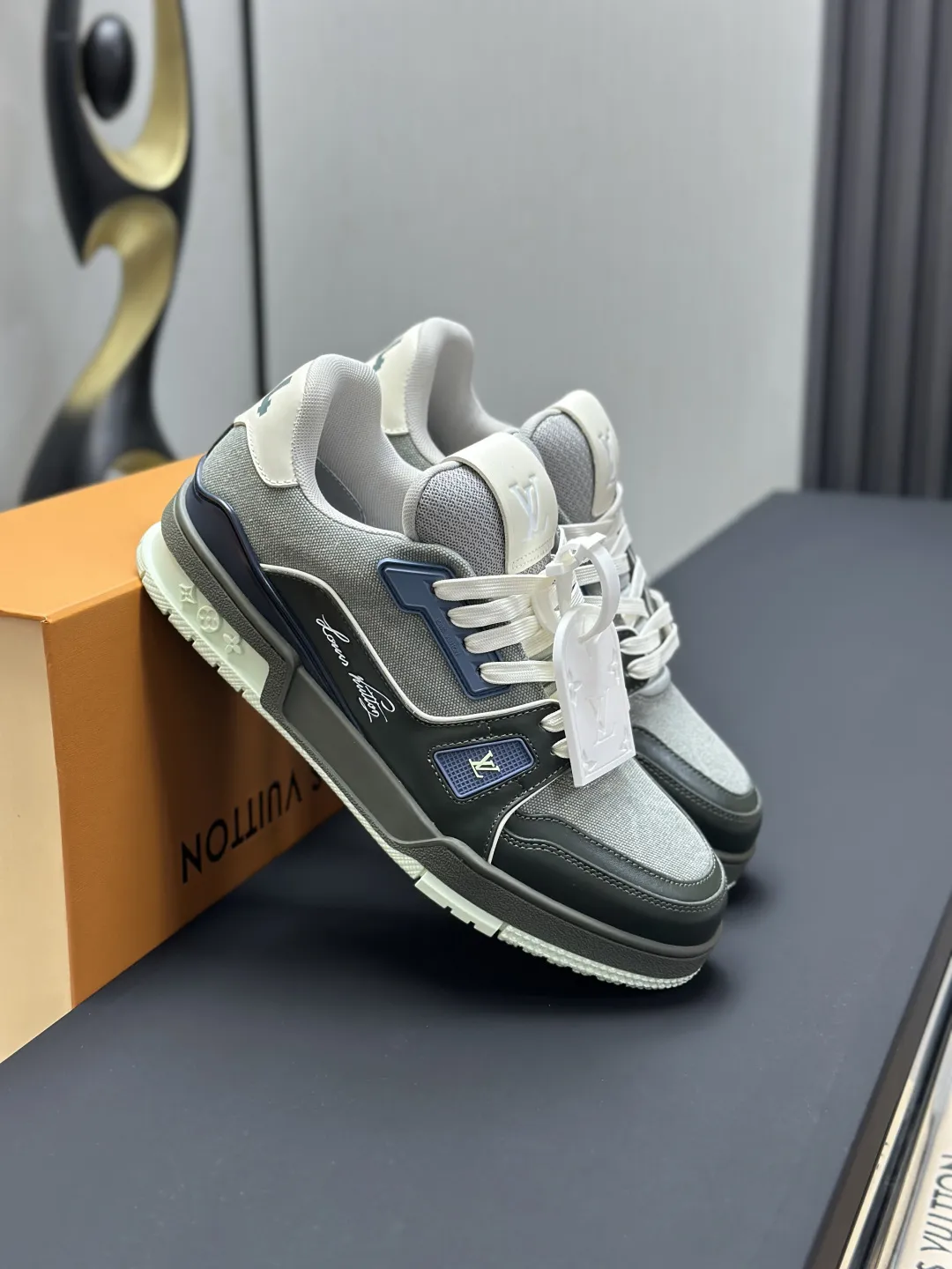 区别市场版本 工厂直销&yen;350💰顶级版本 LV-路易威登-经典走秀新款 空胶工艺&middot;原版1：1开发复刻！！上脚非常舒适 奢侈用料，做工精细，中底印有欧洲制造英文字母 鞋面由意大利进口小牛皮拼接，侧边饰有品牌LOGO标志及签名，最新乳胶垫脚➕网布内里，脚感超舒适。原厂特供原版双色TPU组合大底。套包工艺 固特异缝合锁边 面料:独家定制头层牛皮 配件:独家私模Vuitton 标识， 内里:定制丝滑网里-头层丝绸牛皮内里 大底:TPU组合大底耐磨防滑防黄 垫脚:新款乳胶垫-网纱吸汗 专柜工艺:全电脑针车拉线 鞋头 后套 冷热定型 全套拉帮套楦中低logo花纹 专柜包装 -鞋带 证书 卡片 说明书 合格证 防尘袋 全网最齐包装 女款35-40男款38-46（38/46订做不退换！