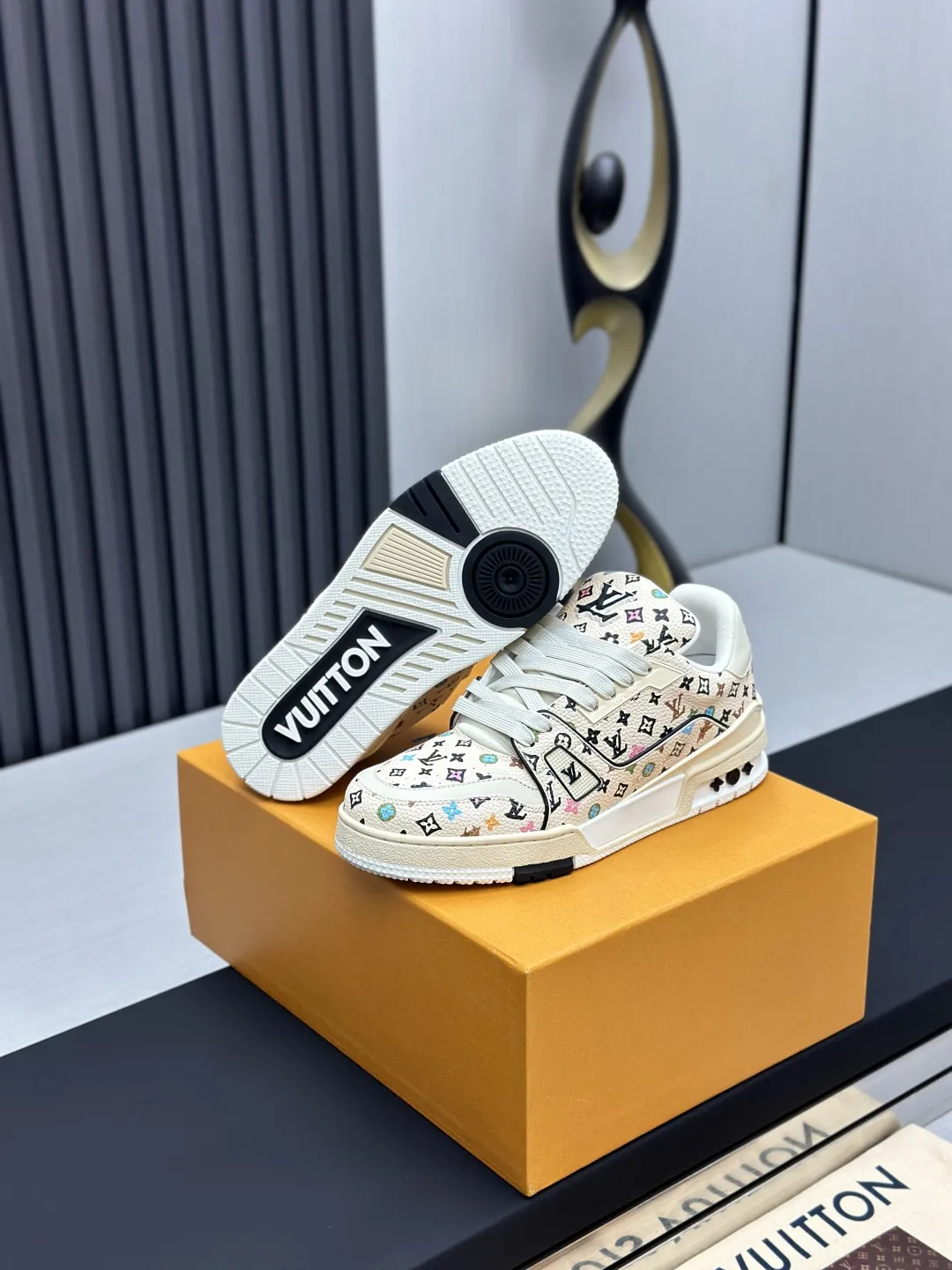 出厂价&yen;350💰🔥（莞产代购级）情侣款🔥东莞高端货源 代购级版本 LV-路易-威登走秀新款 原版1：1开发复刻！！上脚非常舒适 奢侈用料，做工精细 鞋面由意大利进口小牛皮拼接，侧边饰有品牌LOGO标志及签名，牛皮垫脚➕网布内里，脚感超舒适。原厂特供原版双色TPU组合大底。套包工艺 固特异缝合锁边 size：35-45标准码