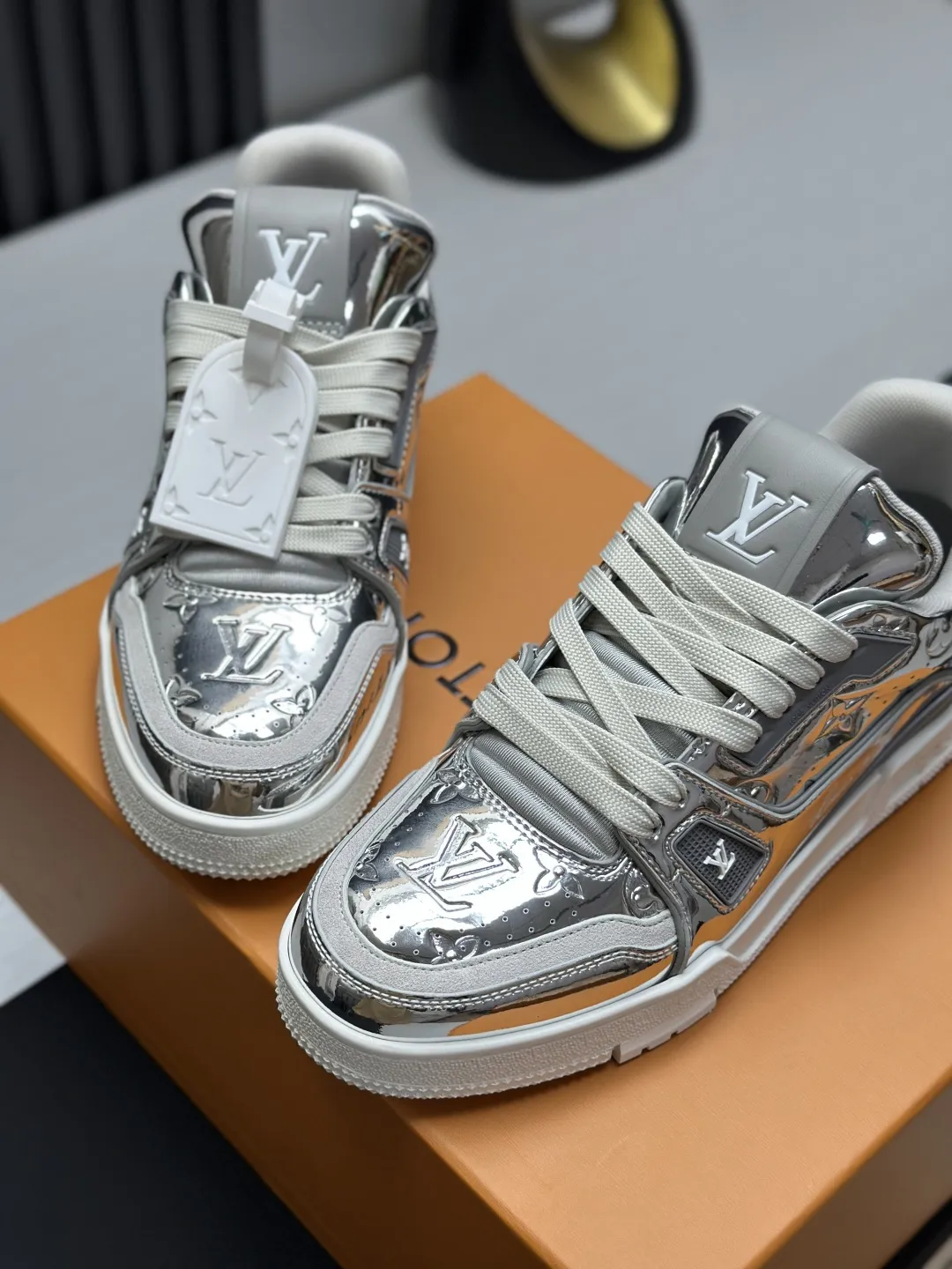 区别市场版本 工厂直销¥350💰顶级版本 LV-路易威登-经典走秀新款 空胶工艺·原版1:1开发复刻!!上脚非常舒适 奢侈用料,做工精细,中底印有欧洲制造英文字母 鞋面由意大利进口小牛皮拼接,侧边饰有品牌LOGO标志及签名,最新乳胶垫脚➕网布内里,脚感超舒适。原厂特供原版双色TPU组合大底。套包工艺 固特异缝合锁边 面料:独家定制头层牛皮 配件:独家私模Vuitton 标识, 内里:定制丝滑网里-头层丝绸牛皮内里 大底:TPU组合大底耐磨防滑防黄 垫脚:新款乳胶垫-网纱吸汗 专柜工艺:全电脑针车拉线 鞋头 后套 冷热定型 全套拉帮套楦中低logo花纹 专柜包装 -鞋带 证书 卡片 说明书 合格证 防尘袋 全网最齐包装 女款35-40男款38-46(38/46订做不退换!