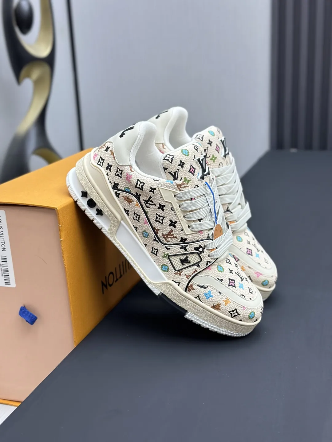 出厂价&yen;350💰🔥（莞产代购级）情侣款🔥东莞高端货源 代购级版本 LV-路易-威登走秀新款 原版1：1开发复刻！！上脚非常舒适 奢侈用料，做工精细 鞋面由意大利进口小牛皮拼接，侧边饰有品牌LOGO标志及签名，牛皮垫脚➕网布内里，脚感超舒适。原厂特供原版双色TPU组合大底。套包工艺 固特异缝合锁边 size：35-45标准码