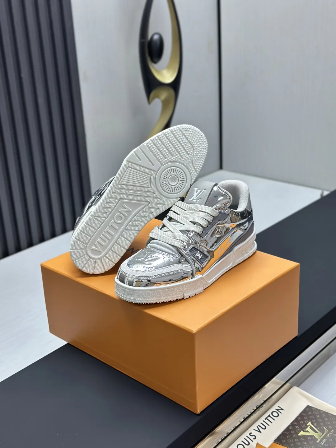 区别市场版本 工厂直销&yen;350💰顶级版本 LV-路易威登-经典走秀新款 空胶工艺&middot;原版1：1开发复刻！！上脚非常舒适 奢侈用料，做工精细，中底印有欧洲制造英文字母 鞋面由意大利进口小牛皮拼接，侧边饰有品牌LOGO标志及签名，最新乳胶垫脚➕网布内里，脚感超舒适。原厂特供原版双色TPU组合大底。套包工艺 固特异缝合锁边 面料:独家定制头层牛皮 配件:独家私模Vuitton 标识， 内里:定制丝滑网里-头层丝绸牛皮内里 大底:TPU组合大底耐磨防滑防黄 垫脚:新款乳胶垫-网纱吸汗 专柜工艺:全电脑针车拉线 鞋头 后套 冷热定型 全套拉帮套楦中低logo花纹 专柜包装 -鞋带 证书 卡片 说明书 合格证 防尘袋 全网最齐包装 女款35-40男款38-46（38/46订做不退换！