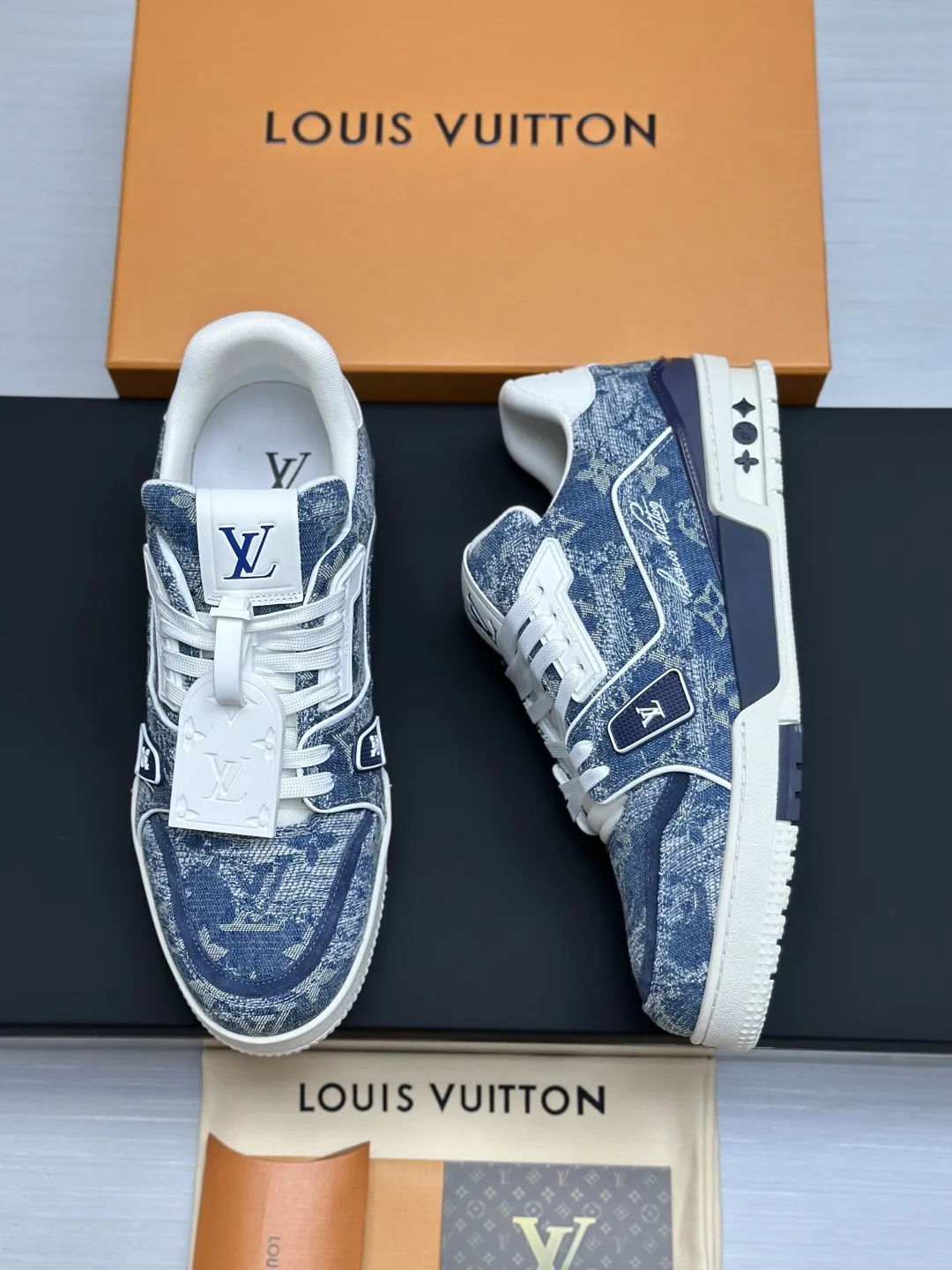 工厂直销&yen;350💰顶级版本 LV-路易威登-经典走秀新款 空胶工艺&middot;原版1：1开发复刻！！上脚非常舒适 奢侈用料，做工精细，中底印有欧洲制造英文字母 鞋面由意大利进口小牛皮拼接，侧边饰有品牌LOGO标志及签名，最新乳胶垫脚➕网布内里，脚感超舒适。原厂特供原版双色TPU组合大底。套包工艺 固特异缝合锁边 面料:独家定制头层牛皮 配件:独家私模Vuitton 标识， 内里:定制丝滑网里-头层丝绸牛皮内里 大底:TPU组合大底耐磨防滑防黄 垫脚:新款乳胶垫-网纱吸汗 专柜工艺:全电脑针车拉线 鞋头 后套 冷热定型 全套拉帮套楦中低logo花纹 专柜包装 -鞋带 证书 卡片 说明书 合格证 防尘袋 全网最齐包装 女款35-40男款38-46（38/46订做不退换！