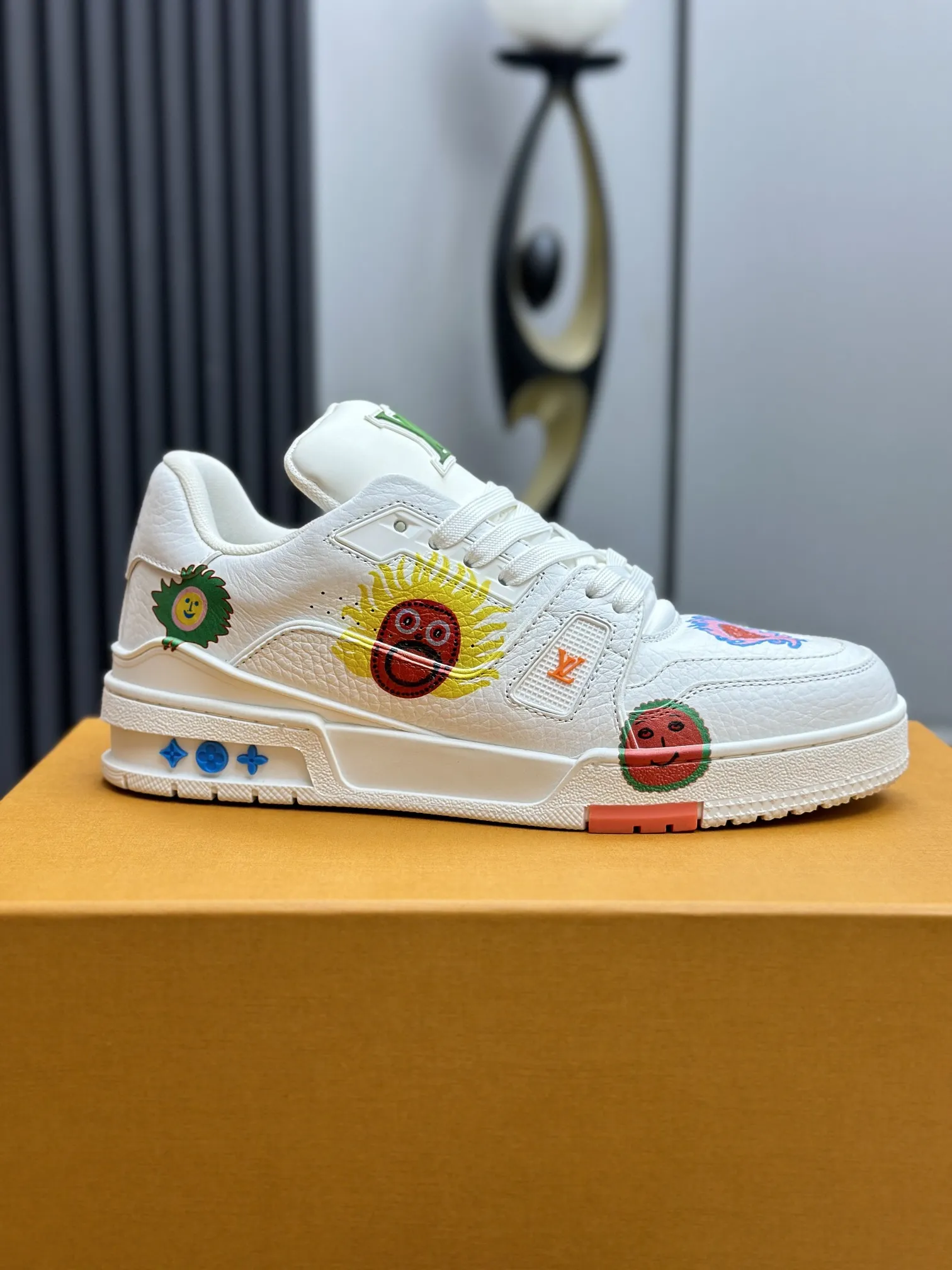 出厂价&yen;350💰🔥（莞产代购级）情侣款🔥东莞高端货源 代购级版本 LV-路易-威登走秀新款 原版1：1开发复刻！！上脚非常舒适 奢侈用料，做工精细 鞋面由意大利进口小牛皮拼接，侧边饰有品牌LOGO标志及签名，牛皮垫脚➕网布内里，脚感超舒适。原厂特供原版双色TPU组合大底。套包工艺 固特异缝合锁边 size：35-45标准码