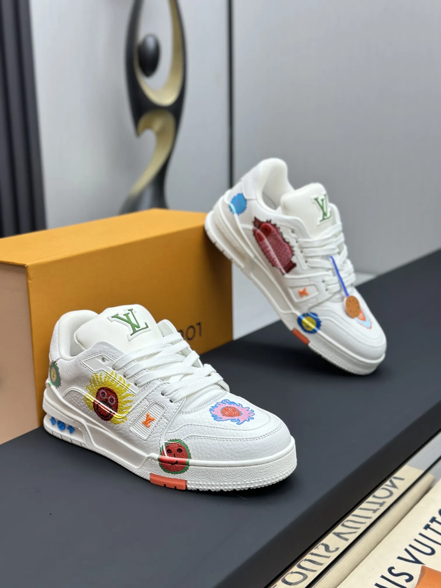 出厂价¥350💰🔥(莞产代购级)情侣款🔥东莞高端货源 代购级版本 LV-路易-威登走秀新款 原版1:1开发复刻!!上脚非常舒适 奢侈用料,做工精细 鞋面由意大利进口小牛皮拼接,侧边饰有品牌LOGO标志及签名,牛皮垫脚➕网布内里,脚感超舒适。原厂特供原版双色TPU组合大底。套包工艺 固特异缝合锁边 size:35-45标准码