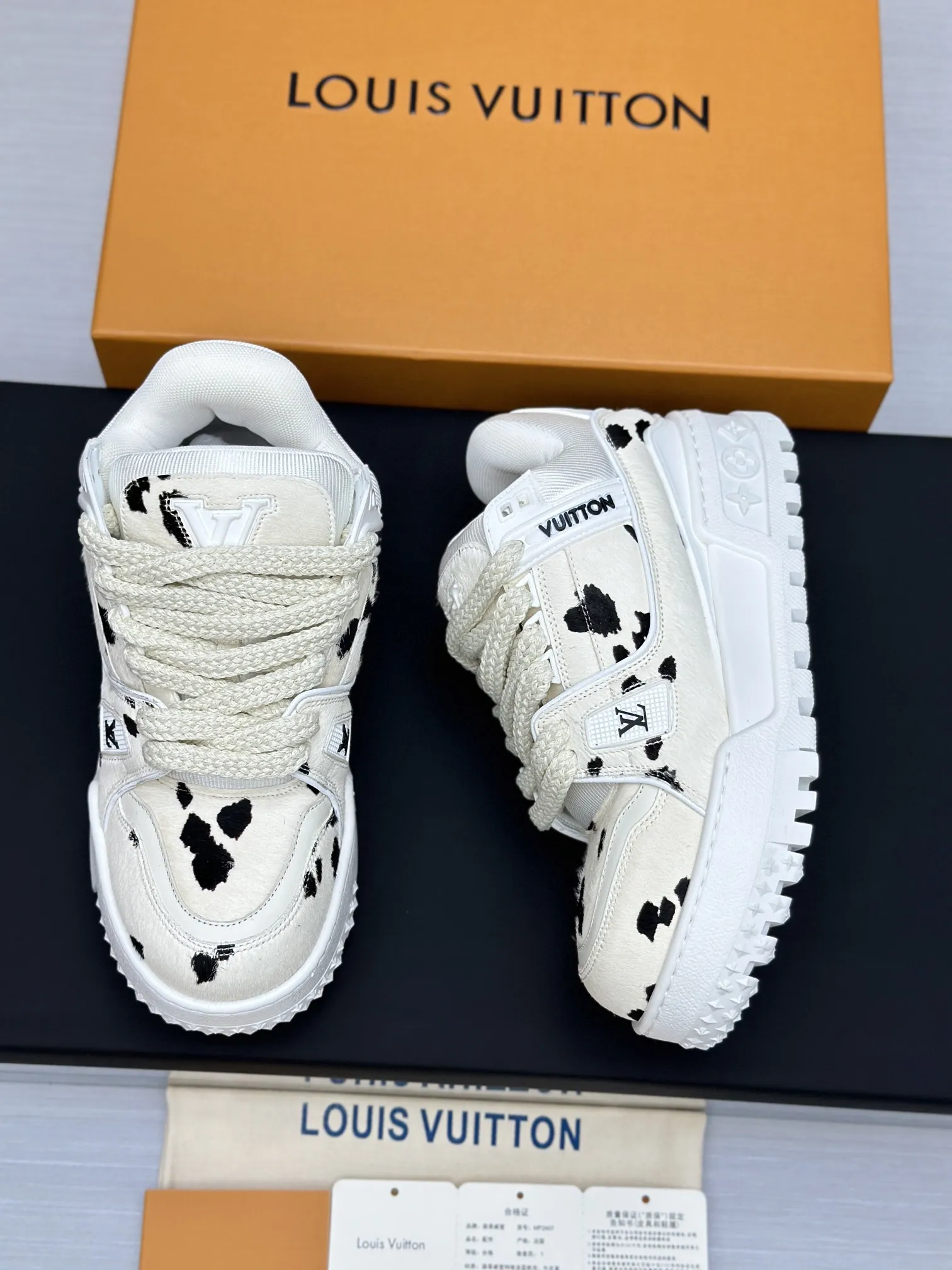 工厂价&yen;350💰顶级版本 （胖丁）LV-路易威登-经典走秀新款 空胶工艺&middot;原版1：1开发复刻！！上脚非常舒适 奢侈用料，做工精细，中底印有欧洲制造英文字母 鞋面由意大利进口小牛皮拼接，侧边饰有品牌LOGO标志及签名，最新乳胶垫脚➕网布内里，脚感超舒适。原厂特供原版双色TPU组合大底。套包工艺 固特异缝合锁边 面料:独家定制头层牛皮 配件:独家私模Vuitton 标识， 内里:定制丝滑网里-头层丝绸牛皮内里 大底:TPU组合大底耐磨防滑防黄 垫脚:新款乳胶垫-网纱吸汗 专柜工艺:全电脑针车拉线 鞋头 后套 冷热定型 全套拉帮套楦中低logo花纹 专柜包装 -鞋带 证书 卡片 说明书 合格证 防尘袋 全网最齐包装 女款35-40男款38-46（38/46订做不退换！