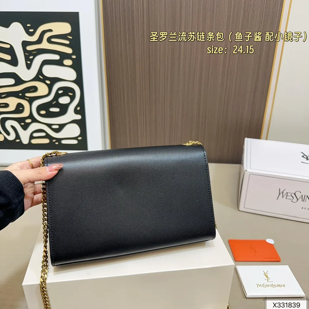 鱼子酱💰155 配飞机盒折叠盒子 圣罗兰Kate流苏链条包低调却超显高逼格气质 据说是ysl girl人手必备 优雅高贵的她成为潮流人士口中最爱的It Bag制造机 拥有无穷魅力 时尚感极强 Logo五金十分抢眼 收纳空间超大 单肩/斜挎/手拿 百搭各种服饰 尺寸 24 15