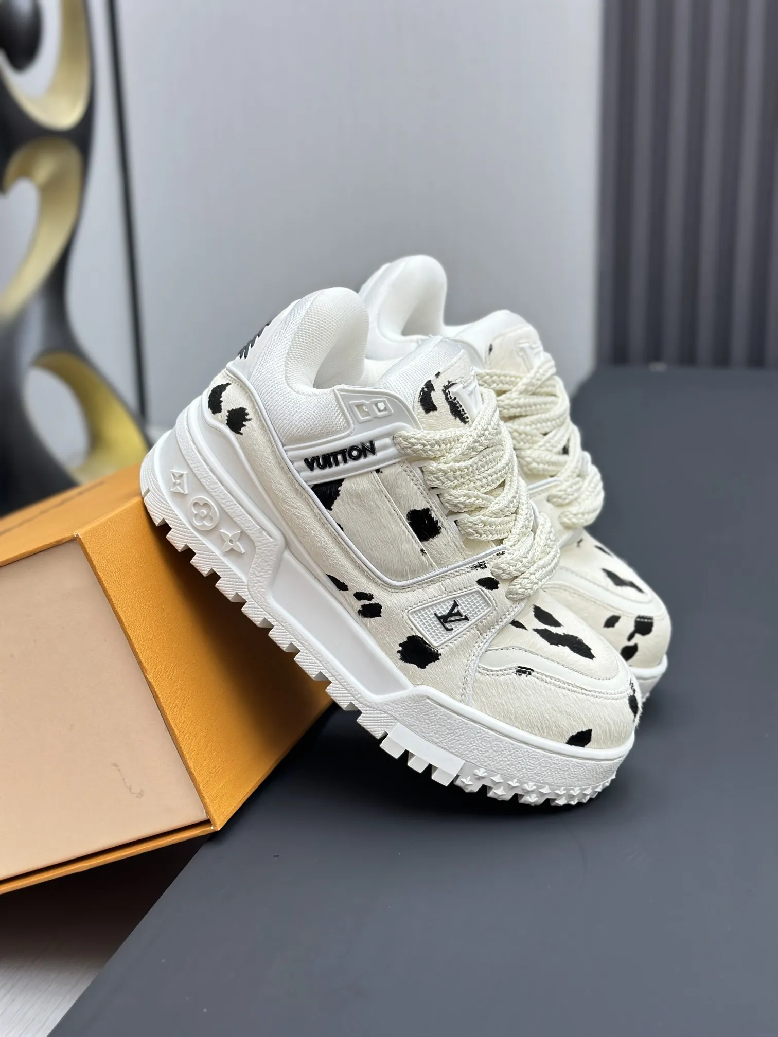 工厂价¥350💰顶级版本 (胖丁)LV-路易威登-经典走秀新款 空胶工艺·原版1:1开发复刻!!上脚非常舒适 奢侈用料,做工精细,中底印有欧洲制造英文字母 鞋面由意大利进口小牛皮拼接,侧边饰有品牌LOGO标志及签名,最新乳胶垫脚➕网布内里,脚感超舒适。原厂特供原版双色TPU组合大底。套包工艺 固特异缝合锁边 面料:独家定制头层牛皮 配件:独家私模Vuitton 标识, 内里:定制丝滑网里-头层丝绸牛皮内里 大底:TPU组合大底耐磨防滑防黄 垫脚:新款乳胶垫-网纱吸汗 专柜工艺:全电脑针车拉线 鞋头 后套 冷热定型 全套拉帮套楦中低logo花纹 专柜包装 -鞋带 证书 卡片 说明书 合格证 防尘袋 全网最齐包装 女款35-40男款38-46(38/46订做不退换!