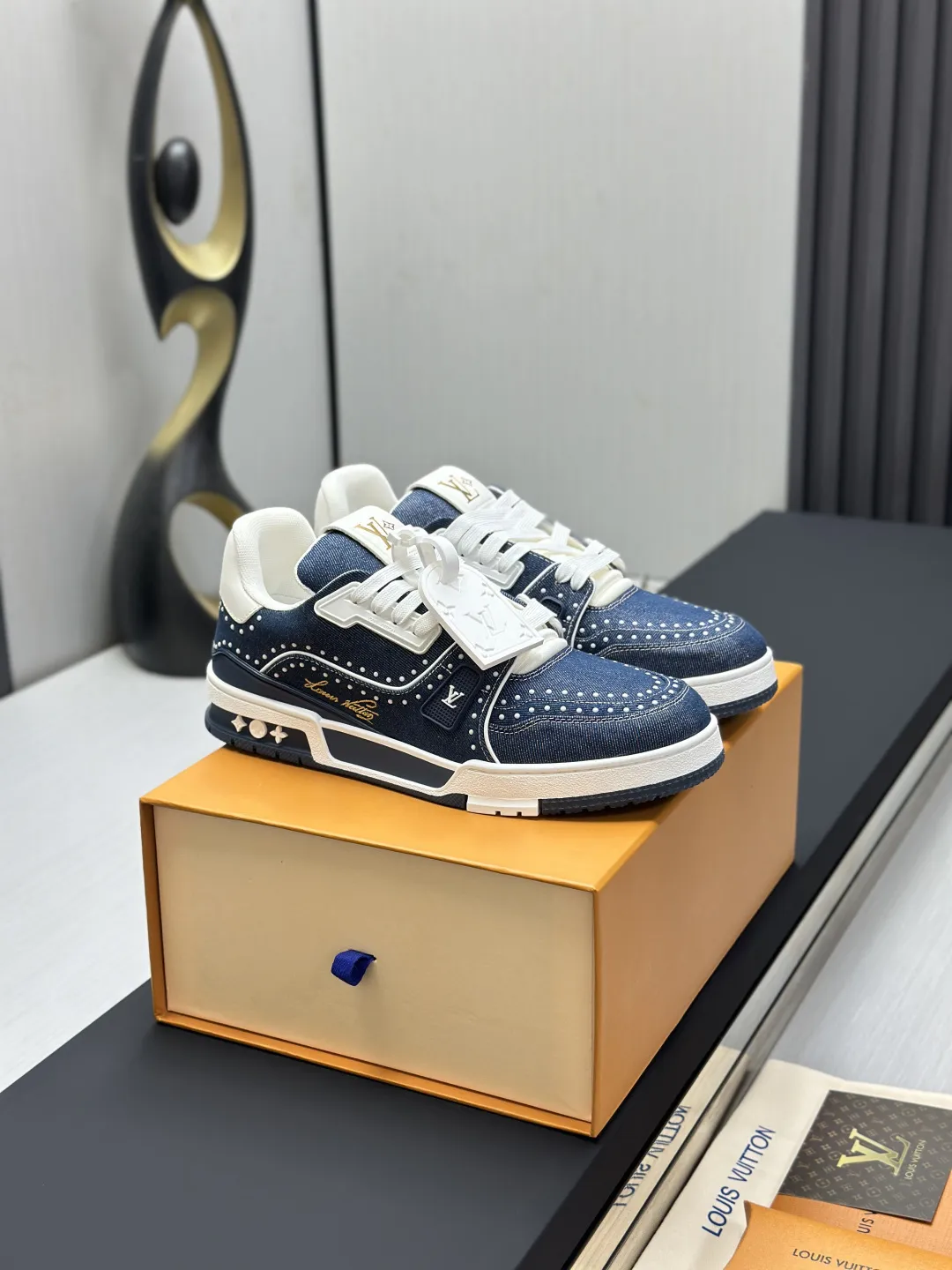 区别市场版本 工厂直销&yen;350💰顶级版本 LV-路易威登-经典走秀新款 空胶工艺&middot;原版1：1开发复刻！！上脚非常舒适 奢侈用料，做工精细，中底印有欧洲制造英文字母 鞋面由意大利进口小牛皮拼接，侧边饰有品牌LOGO标志及签名，最新乳胶垫脚➕网布内里，脚感超舒适。原厂特供原版双色TPU组合大底。套包工艺 固特异缝合锁边 面料:独家定制头层牛皮 配件:独家私模Vuitton 标识， 内里:定制丝滑网里-头层丝绸牛皮内里 大底:TPU组合大底耐磨防滑防黄 垫脚:新款乳胶垫-网纱吸汗 专柜工艺:全电脑针车拉线 鞋头 后套 冷热定型 全套拉帮套楦中低logo花纹 专柜包装 -鞋带 证书 卡片 说明书 合格证 防尘袋 全网最齐包装 女款35-40男款38-46（38/46订做不退换！