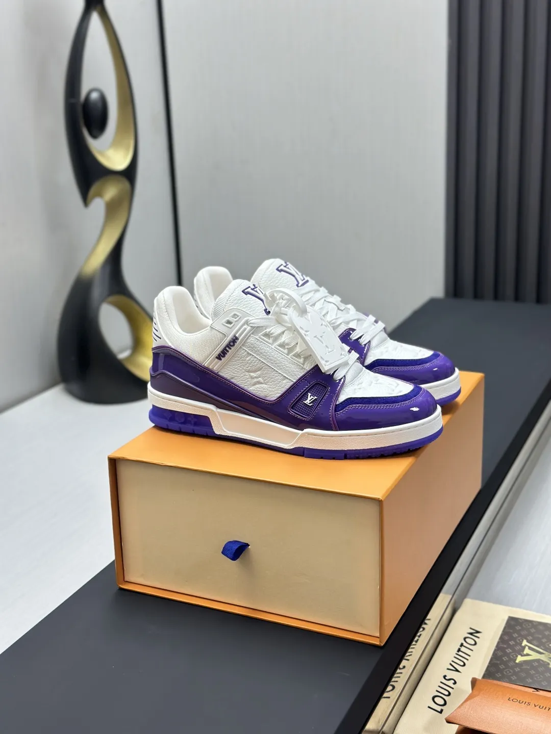 区别市场版本 工厂直销¥350💰顶级版本 LV-路易威登-经典走秀新款 空胶工艺·原版1:1开发复刻!!上脚非常舒适 奢侈用料,做工精细,中底印有欧洲制造英文字母 鞋面由意大利进口小牛皮拼接,侧边饰有品牌LOGO标志及签名,最新乳胶垫脚➕网布内里,脚感超舒适。原厂特供原版双色TPU组合大底。套包工艺 固特异缝合锁边 面料:独家定制头层牛皮 配件:独家私模Vuitton 标识, 内里:定制丝滑网里-头层丝绸牛皮内里 大底:TPU组合大底耐磨防滑防黄 垫脚:新款乳胶垫-网纱吸汗 专柜工艺:全电脑针车拉线 鞋头 后套 冷热定型 全套拉帮套楦中低logo花纹 专柜包装 -鞋带 证书 卡片 说明书 合格证 防尘袋 全网最齐包装 女款35-40男款38-46(38/46订做不退换!