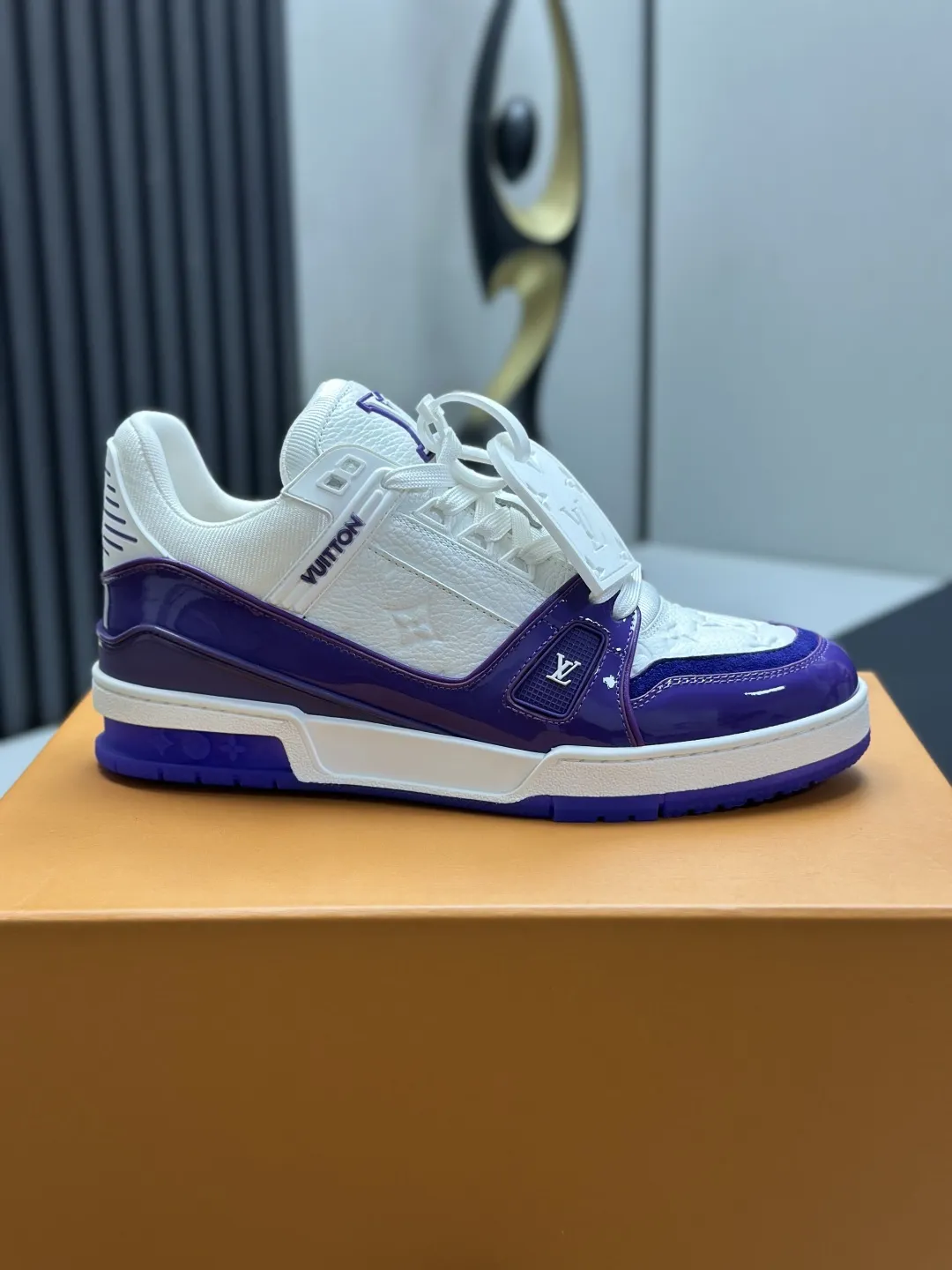区别市场版本 工厂直销¥350💰顶级版本 LV-路易威登-经典走秀新款 空胶工艺·原版1:1开发复刻!!上脚非常舒适 奢侈用料,做工精细,中底印有欧洲制造英文字母 鞋面由意大利进口小牛皮拼接,侧边饰有品牌LOGO标志及签名,最新乳胶垫脚➕网布内里,脚感超舒适。原厂特供原版双色TPU组合大底。套包工艺 固特异缝合锁边 面料:独家定制头层牛皮 配件:独家私模Vuitton 标识, 内里:定制丝滑网里-头层丝绸牛皮内里 大底:TPU组合大底耐磨防滑防黄 垫脚:新款乳胶垫-网纱吸汗 专柜工艺:全电脑针车拉线 鞋头 后套 冷热定型 全套拉帮套楦中低logo花纹 专柜包装 -鞋带 证书 卡片 说明书 合格证 防尘袋 全网最齐包装 女款35-40男款38-46(38/46订做不退换!