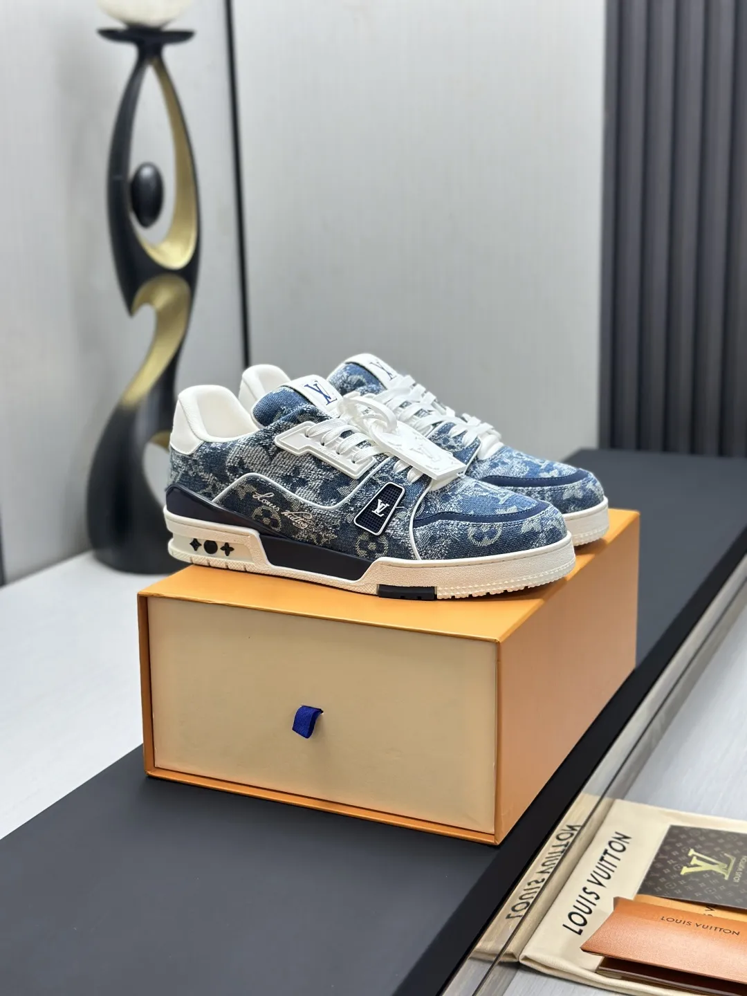 工厂直销&yen;350💰顶级版本 LV-路易威登-经典走秀新款 空胶工艺&middot;原版1：1开发复刻！！上脚非常舒适 奢侈用料，做工精细，中底印有欧洲制造英文字母 鞋面由意大利进口小牛皮拼接，侧边饰有品牌LOGO标志及签名，最新乳胶垫脚➕网布内里，脚感超舒适。原厂特供原版双色TPU组合大底。套包工艺 固特异缝合锁边 面料:独家定制头层牛皮 配件:独家私模Vuitton 标识， 内里:定制丝滑网里-头层丝绸牛皮内里 大底:TPU组合大底耐磨防滑防黄 垫脚:新款乳胶垫-网纱吸汗 专柜工艺:全电脑针车拉线 鞋头 后套 冷热定型 全套拉帮套楦中低logo花纹 专柜包装 -鞋带 证书 卡片 说明书 合格证 防尘袋 全网最齐包装 女款35-40男款38-46（38/46订做不退换！