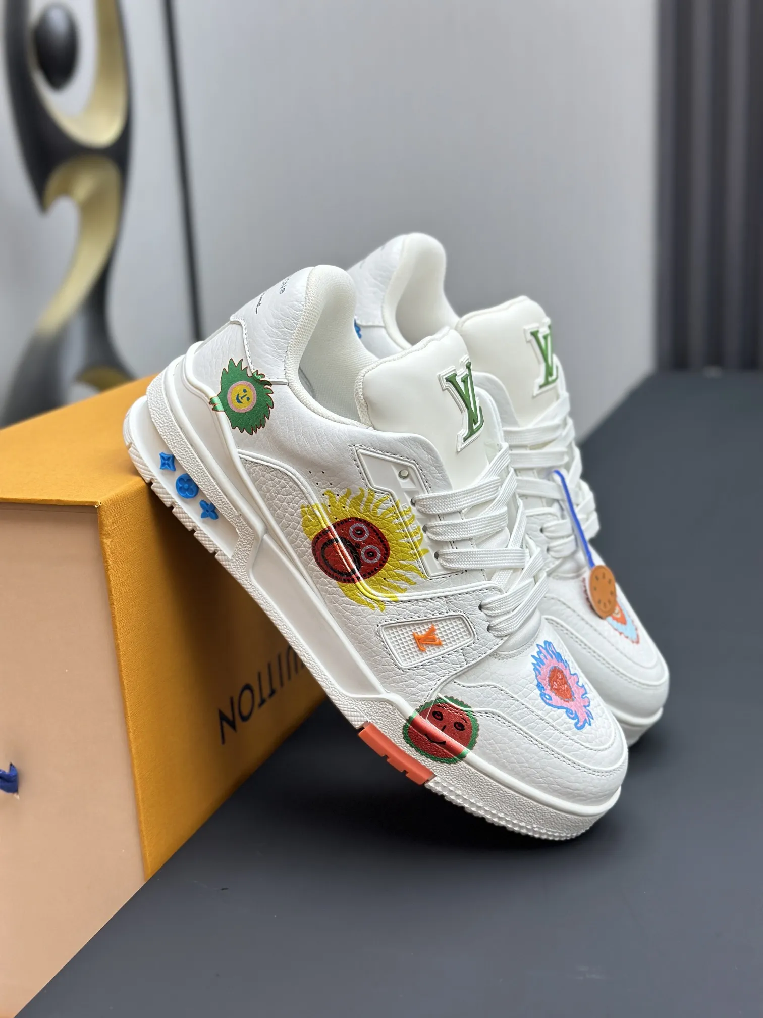 出厂价&yen;350💰🔥（莞产代购级）情侣款🔥东莞高端货源 代购级版本 LV-路易-威登走秀新款 原版1：1开发复刻！！上脚非常舒适 奢侈用料，做工精细 鞋面由意大利进口小牛皮拼接，侧边饰有品牌LOGO标志及签名，牛皮垫脚➕网布内里，脚感超舒适。原厂特供原版双色TPU组合大底。套包工艺 固特异缝合锁边 size：35-45标准码