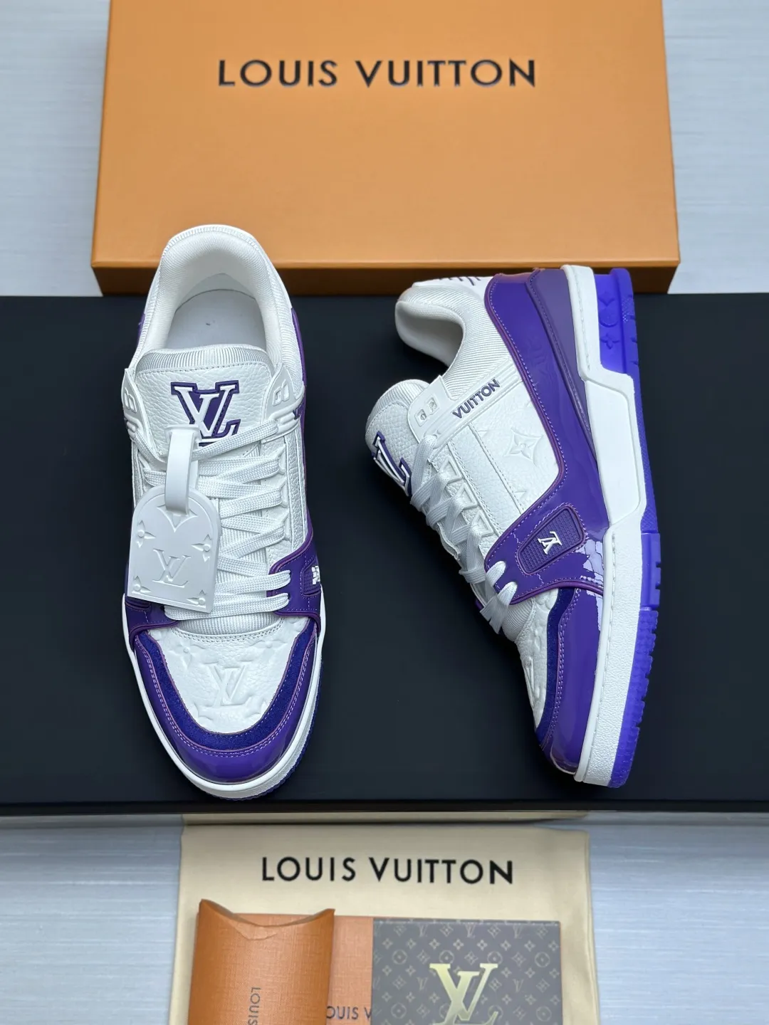 区别市场版本 工厂直销&yen;350💰顶级版本 LV-路易威登-经典走秀新款 空胶工艺&middot;原版1：1开发复刻！！上脚非常舒适 奢侈用料，做工精细，中底印有欧洲制造英文字母 鞋面由意大利进口小牛皮拼接，侧边饰有品牌LOGO标志及签名，最新乳胶垫脚➕网布内里，脚感超舒适。原厂特供原版双色TPU组合大底。套包工艺 固特异缝合锁边 面料:独家定制头层牛皮 配件:独家私模Vuitton 标识， 内里:定制丝滑网里-头层丝绸牛皮内里 大底:TPU组合大底耐磨防滑防黄 垫脚:新款乳胶垫-网纱吸汗 专柜工艺:全电脑针车拉线 鞋头 后套 冷热定型 全套拉帮套楦中低logo花纹 专柜包装 -鞋带 证书 卡片 说明书 合格证 防尘袋 全网最齐包装 女款35-40男款38-46（38/46订做不退换！