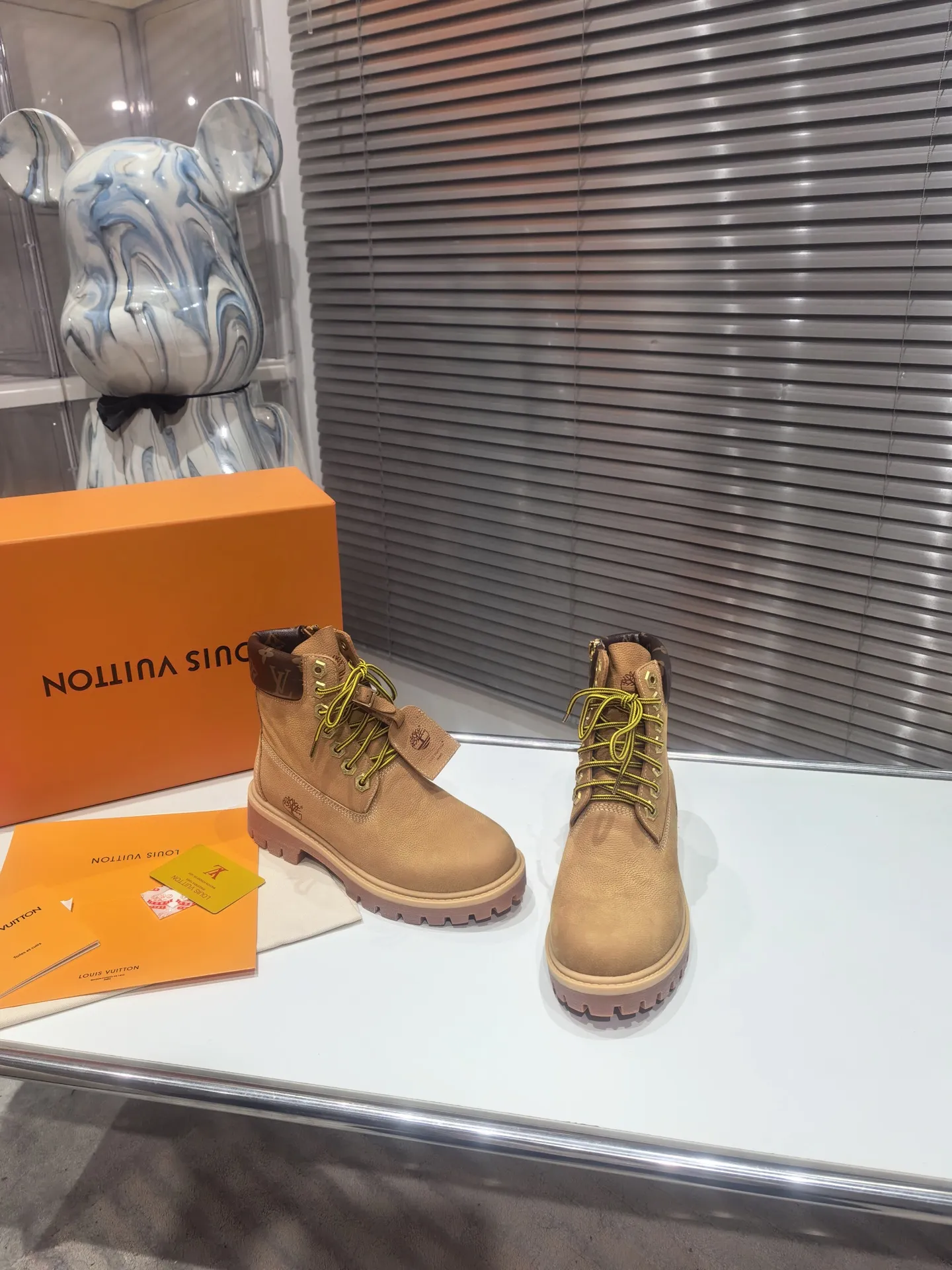 🏆Louis Vuitton x Timberland联名 Via Instagram Lv ²⁰²4𝐬𝐬 早秋 添柏岚 大黄靴 众多明星上脚 💯多组穿搭 秋冬限定款👊 专柜非常难买这将是引爆早秋的第一款爆版 值得拥有独具时尚潮流领先风格 强烈推荐入手 ✅✅面料:磨砂皮 ✅✅内里:牛皮 ✅✅大底:双色橡胶 ✅✅跟高: 5 cm ✅✅码数:35-45 P 350男码 +20