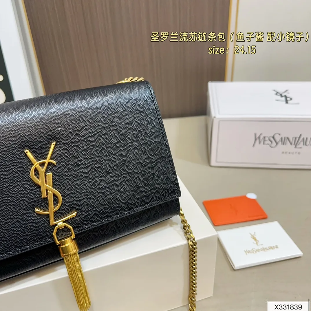 鱼子酱💰155 配飞机盒折叠盒子 圣罗兰Kate流苏链条包低调却超显高逼格气质 据说是ysl girl人手必备 优雅高贵的她成为潮流人士口中最爱的It Bag制造机 拥有无穷魅力 时尚感极强 Logo五金十分抢眼 收纳空间超大 单肩/斜挎/手拿 百搭各种服饰 尺寸 24 15