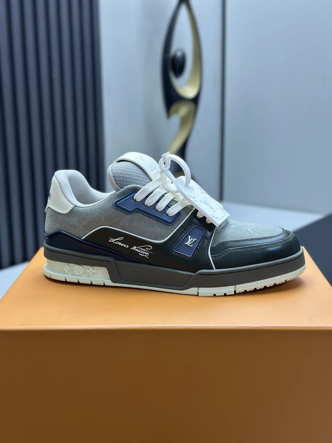 区别市场版本 工厂直销&yen;350💰顶级版本 LV-路易威登-经典走秀新款 空胶工艺&middot;原版1：1开发复刻！！上脚非常舒适 奢侈用料，做工精细，中底印有欧洲制造英文字母 鞋面由意大利进口小牛皮拼接，侧边饰有品牌LOGO标志及签名，最新乳胶垫脚➕网布内里，脚感超舒适。原厂特供原版双色TPU组合大底。套包工艺 固特异缝合锁边 面料:独家定制头层牛皮 配件:独家私模Vuitton 标识， 内里:定制丝滑网里-头层丝绸牛皮内里 大底:TPU组合大底耐磨防滑防黄 垫脚:新款乳胶垫-网纱吸汗 专柜工艺:全电脑针车拉线 鞋头 后套 冷热定型 全套拉帮套楦中低logo花纹 专柜包装 -鞋带 证书 卡片 说明书 合格证 防尘袋 全网最齐包装 女款35-40男款38-46（38/46订做不退换！