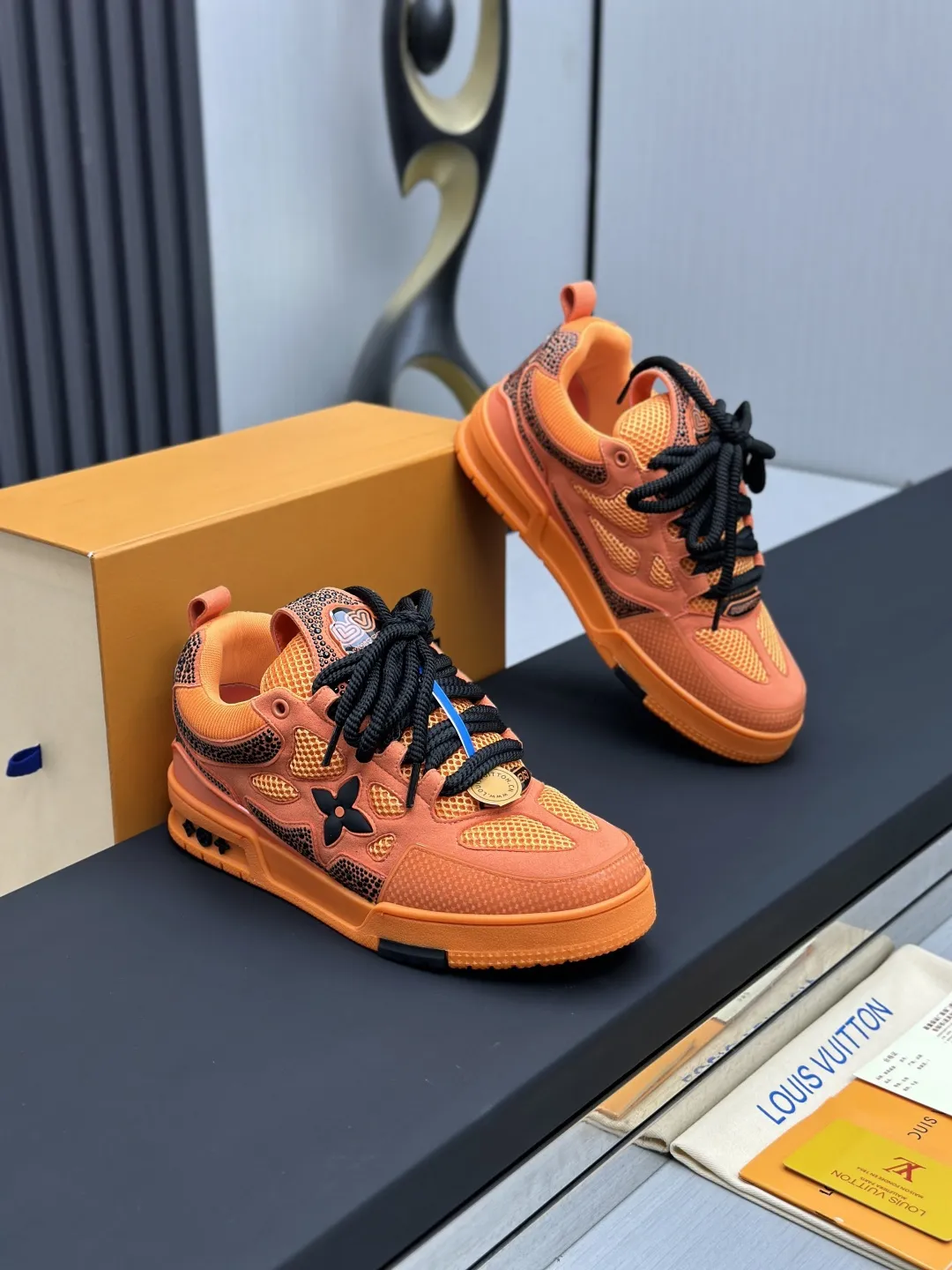 现货工厂直销&yen;360💰顶级版本 LV-路易威登-经典走秀新款 空胶工艺&middot;原版1：1开发复刻！！上脚非常舒适 奢侈用料，做工精细，中底印有欧洲制造英文字母 鞋面由意大利进口小牛皮拼接，侧边饰有品牌LOGO标志及签名，最新乳胶垫脚➕网布内里，脚感超舒适。原厂特供原版双色TPU组合大底。套包工艺 固特异缝合锁边 面料:独家定制头层牛皮 配件:独家私模Vuitton 标识， 内里:定制丝滑网里-头层丝绸牛皮内里 大底:TPU组合大底耐磨防滑防黄 垫脚:新款乳胶垫-网纱吸汗 专柜工艺:全电脑针车拉线 鞋头 后套 冷热定型 全套拉帮套楦中低logo花纹 专柜包装 -鞋带 证书 卡片 说明书 合格证 防尘袋 全网最齐包装 女款35-40男款38-46（38/46订做不退换！