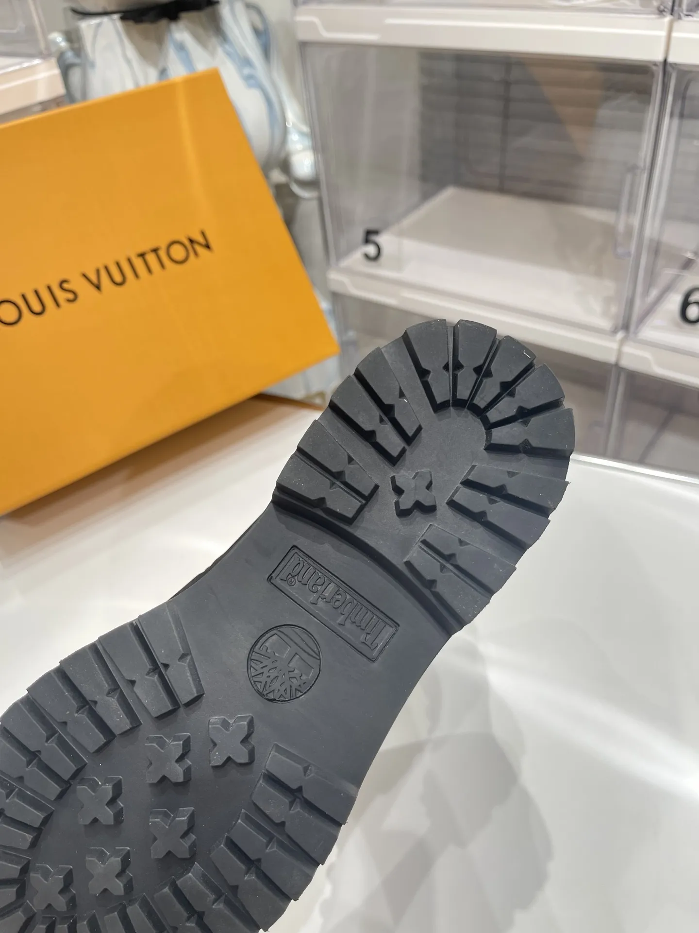 🏆Louis Vuitton x Timberland联名 Via Instagram Lv ²⁰²4𝐬𝐬 早秋 添柏岚 大黄靴 众多明星上脚 💯多组穿搭 秋冬限定款👊 专柜非常难买这将是引爆早秋的第一款爆版 值得拥有独具时尚潮流领先风格 强烈推荐入手 ✅✅面料:磨砂皮 ✅✅内里:牛皮 ✅✅大底:双色橡胶 ✅✅跟高: 3 cm ✅✅码数:35-45 P 350男码+20