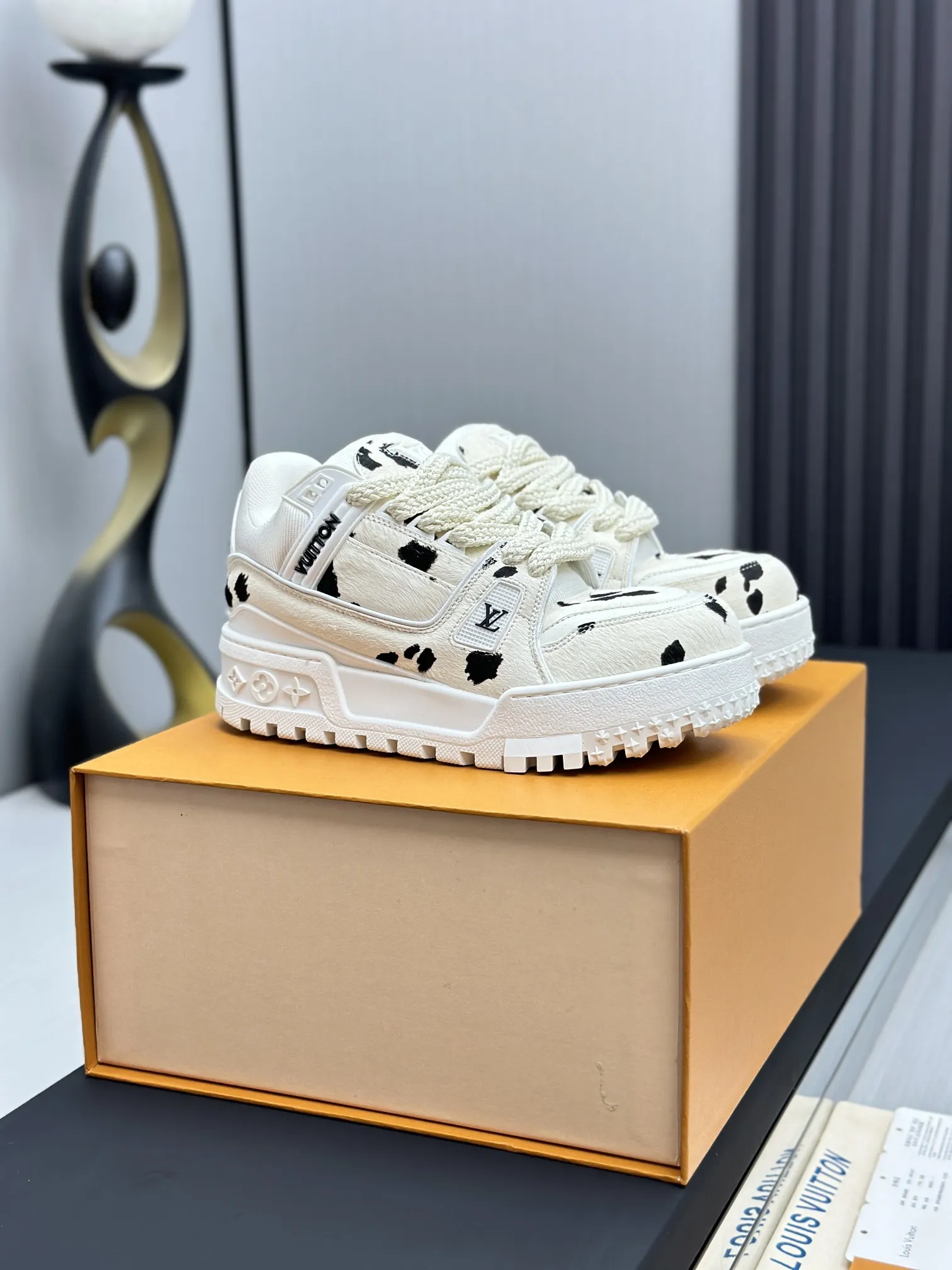 工厂价&yen;350💰顶级版本 （胖丁）LV-路易威登-经典走秀新款 空胶工艺&middot;原版1：1开发复刻！！上脚非常舒适 奢侈用料，做工精细，中底印有欧洲制造英文字母 鞋面由意大利进口小牛皮拼接，侧边饰有品牌LOGO标志及签名，最新乳胶垫脚➕网布内里，脚感超舒适。原厂特供原版双色TPU组合大底。套包工艺 固特异缝合锁边 面料:独家定制头层牛皮 配件:独家私模Vuitton 标识， 内里:定制丝滑网里-头层丝绸牛皮内里 大底:TPU组合大底耐磨防滑防黄 垫脚:新款乳胶垫-网纱吸汗 专柜工艺:全电脑针车拉线 鞋头 后套 冷热定型 全套拉帮套楦中低logo花纹 专柜包装 -鞋带 证书 卡片 说明书 合格证 防尘袋 全网最齐包装 女款35-40男款38-46（38/46订做不退换！