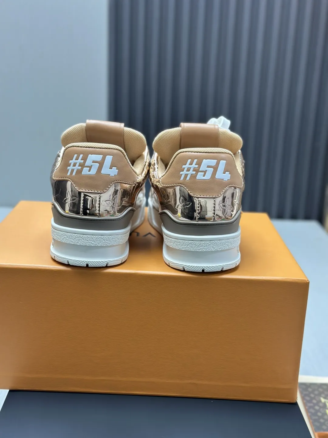 区别市场版本 工厂直销¥350💰顶级版本 LV-路易威登-经典走秀新款 空胶工艺·原版1:1开发复刻!!上脚非常舒适 奢侈用料,做工精细,中底印有欧洲制造英文字母 鞋面由意大利进口小牛皮拼接,侧边饰有品牌LOGO标志及签名,最新乳胶垫脚➕网布内里,脚感超舒适。原厂特供原版双色TPU组合大底。套包工艺 固特异缝合锁边 面料:独家定制头层牛皮 配件:独家私模Vuitton 标识, 内里:定制丝滑网里-头层丝绸牛皮内里 大底:TPU组合大底耐磨防滑防黄 垫脚:新款乳胶垫-网纱吸汗 专柜工艺:全电脑针车拉线 鞋头 后套 冷热定型 全套拉帮套楦中低logo花纹 专柜包装 -鞋带 证书 卡片 说明书 合格证 防尘袋 全网最齐包装 女款35-40男款38-46(38/46订做不退换!